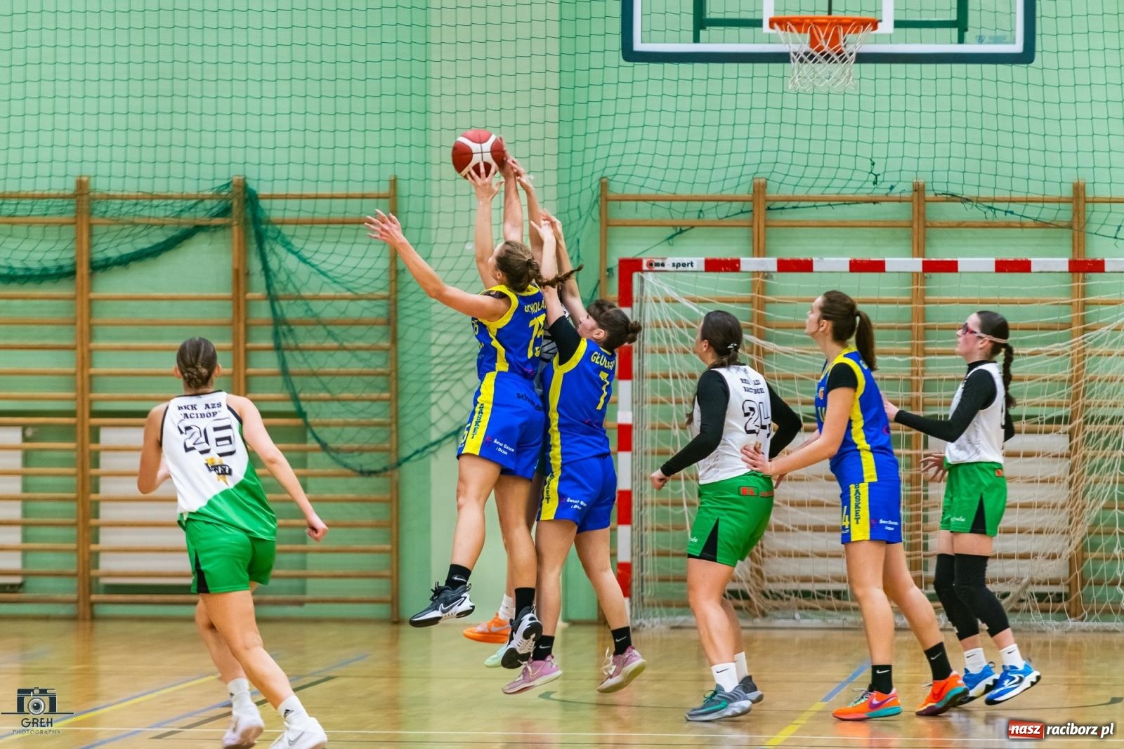 Zdjęcie w galerii na portalu naszraciborz.pl: Koszykówka. Horror z happy endem w hali przy Łąkowej [FOTO i WIDEO] wiadomości z regionu