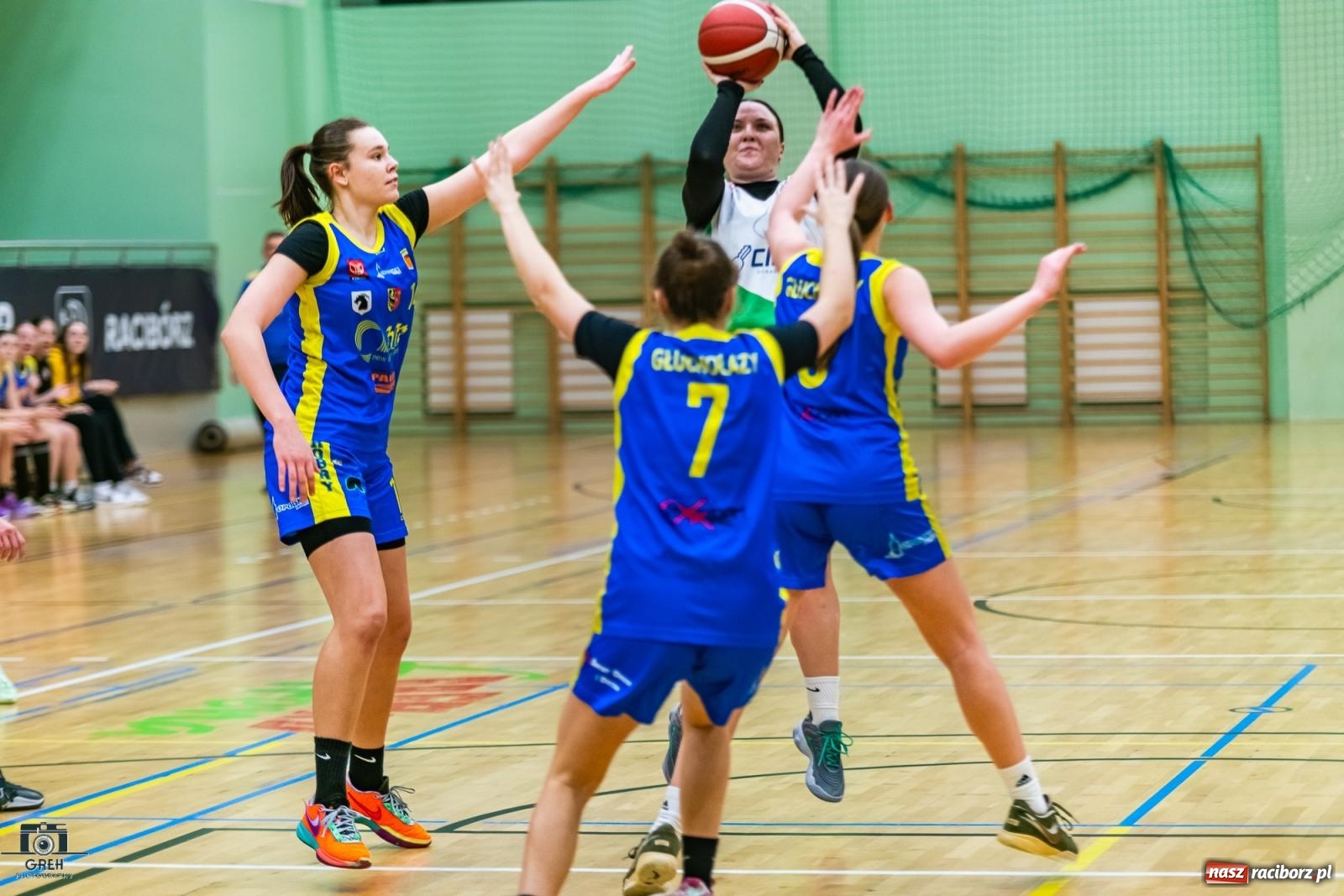 Zdjęcie w galerii na portalu naszraciborz.pl: Koszykówka. Horror z happy endem w hali przy Łąkowej [FOTO i WIDEO] wiadomości z regionu