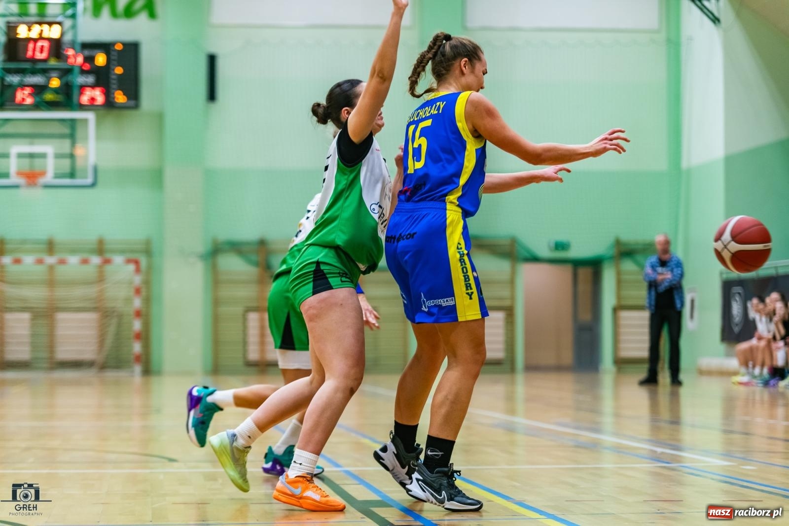Zdjęcie w galerii na portalu naszraciborz.pl: Koszykówka. Horror z happy endem w hali przy Łąkowej [FOTO i WIDEO] wiadomości z regionu