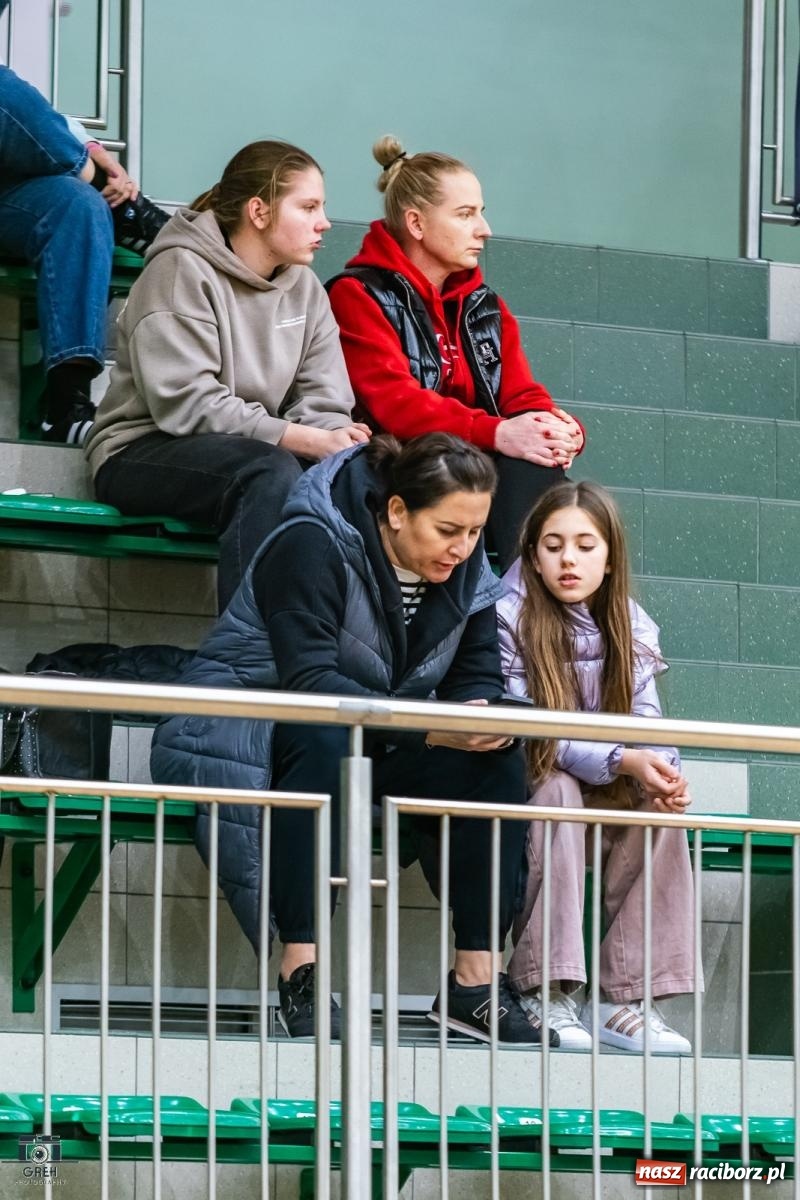 Zdjęcie w galerii na portalu naszraciborz.pl: Koszykówka. Horror z happy endem w hali przy Łąkowej [FOTO i WIDEO] wiadomości z regionu