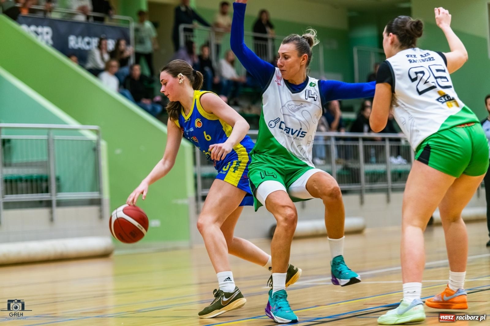 Zdjęcie w galerii na portalu naszraciborz.pl: Koszykówka. Horror z happy endem w hali przy Łąkowej [FOTO i WIDEO] wiadomości z regionu