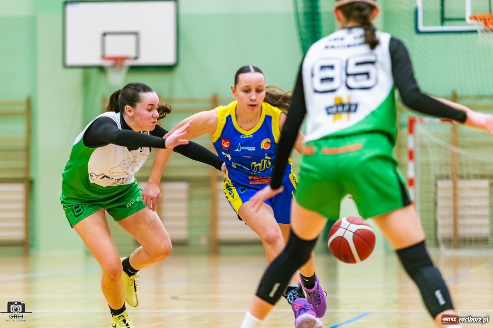 Zdjęcie w galerii na portalu naszraciborz.pl: Koszykówka. Horror z happy endem w hali przy Łąkowej [FOTO i WIDEO] wiadomości z regionu