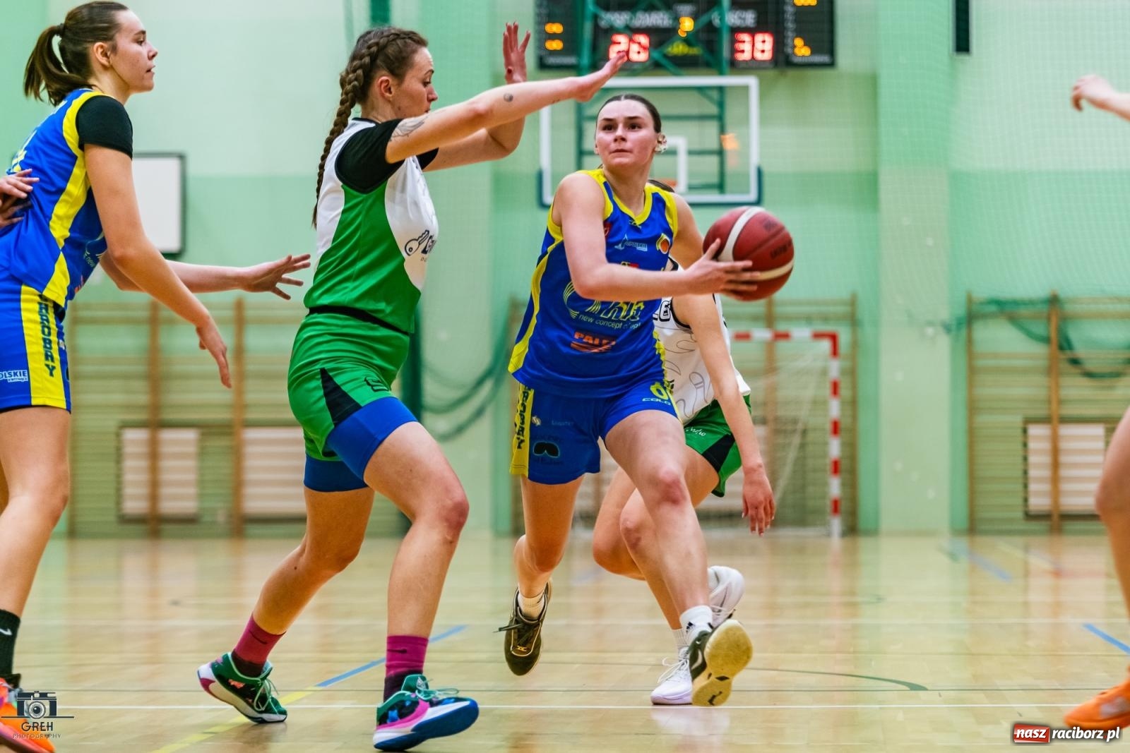 Zdjęcie w galerii na portalu naszraciborz.pl: Koszykówka. Horror z happy endem w hali przy Łąkowej [FOTO i WIDEO] wiadomości z regionu