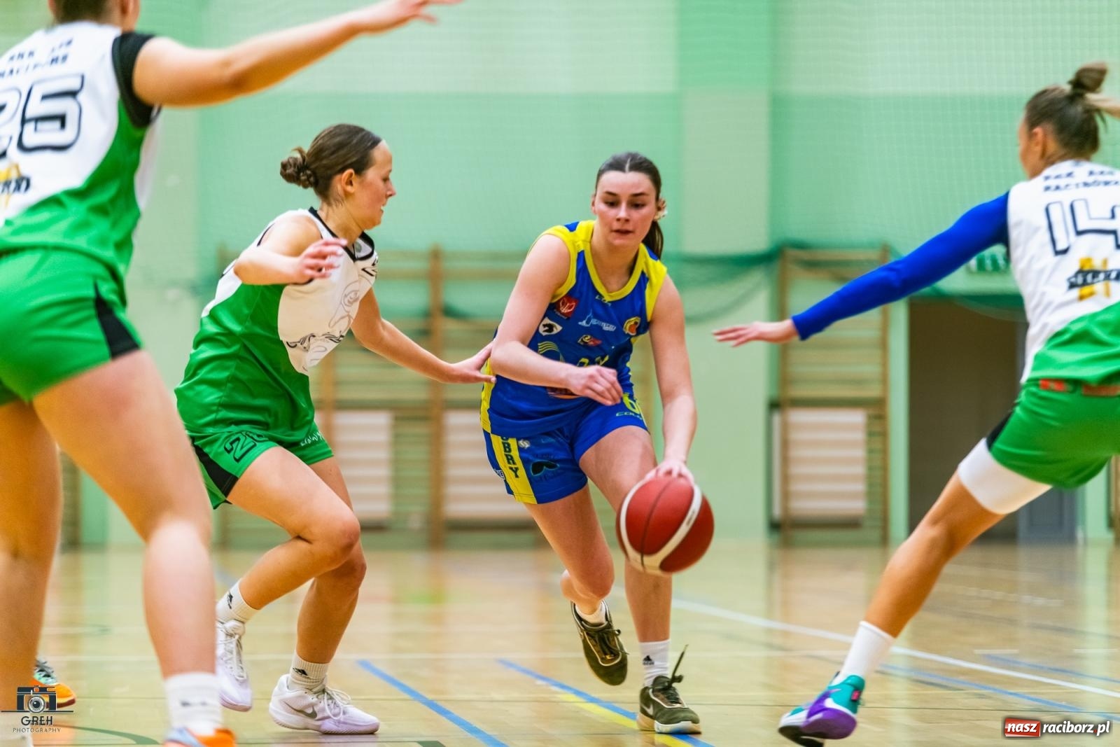 Zdjęcie w galerii na portalu naszraciborz.pl: Koszykówka. Horror z happy endem w hali przy Łąkowej [FOTO i WIDEO] wiadomości z regionu