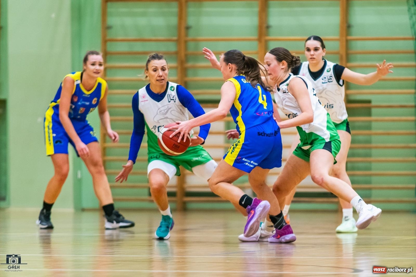 Zdjęcie w galerii na portalu naszraciborz.pl: Koszykówka. Horror z happy endem w hali przy Łąkowej [FOTO i WIDEO] wiadomości z regionu