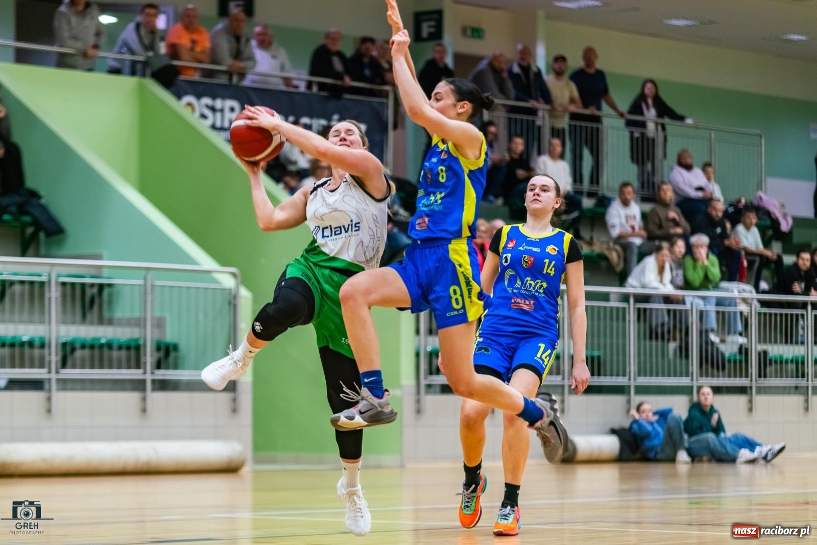 Zdjęcie w galerii na portalu naszraciborz.pl: Koszykówka. Horror z happy endem w hali przy Łąkowej [FOTO i WIDEO] wiadomości z regionu