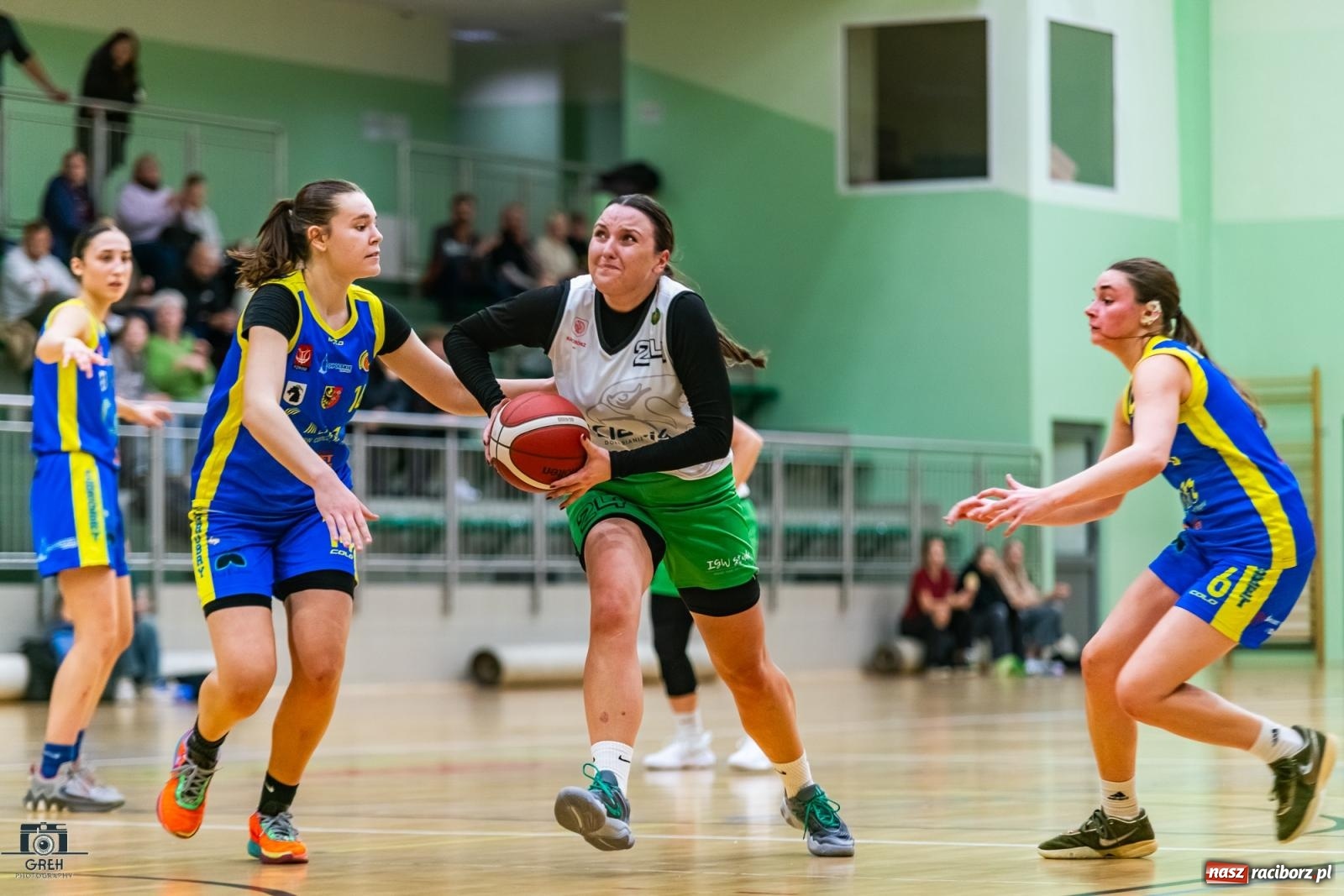 Zdjęcie w galerii na portalu naszraciborz.pl: Koszykówka. Horror z happy endem w hali przy Łąkowej [FOTO i WIDEO] wiadomości z regionu