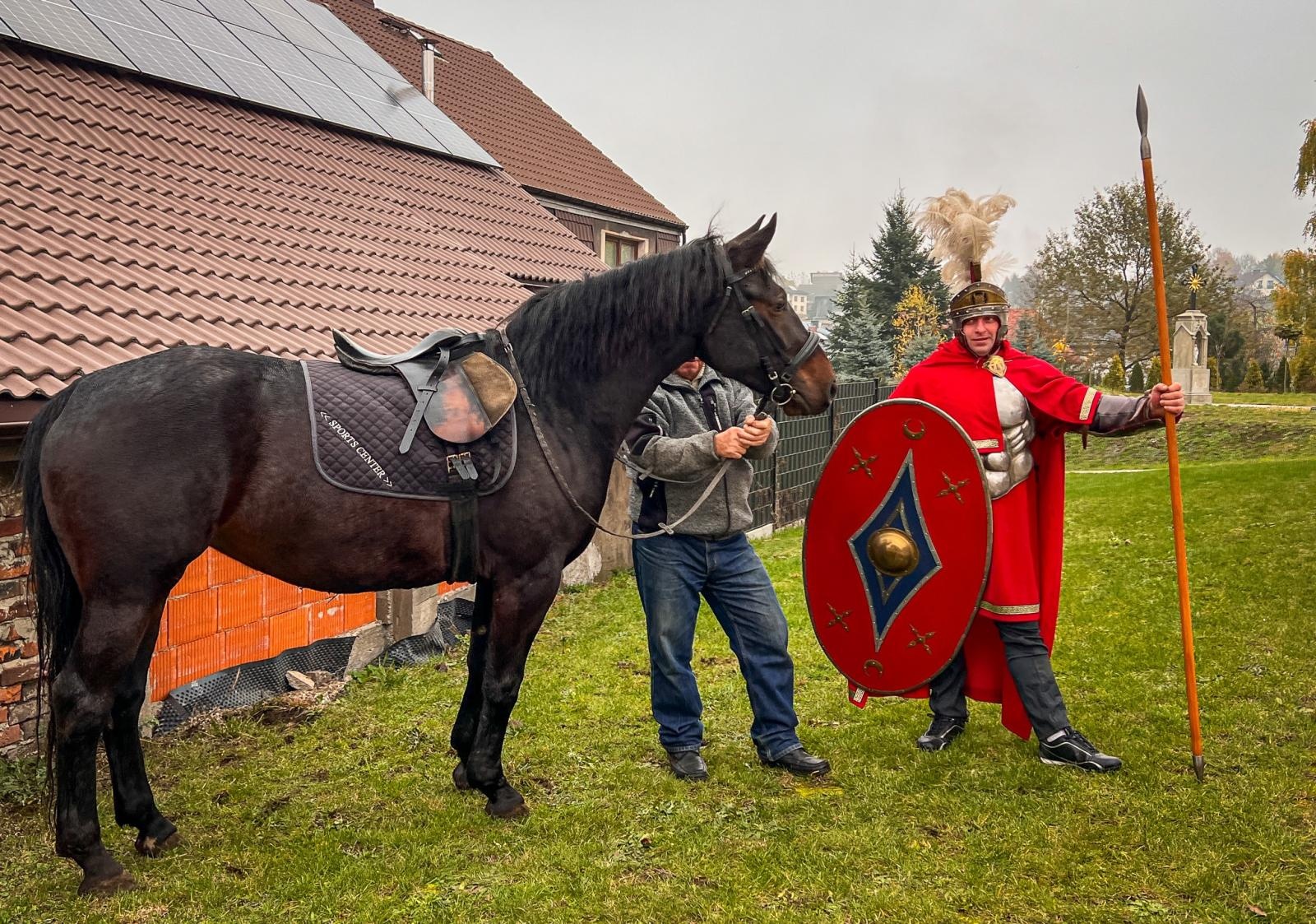Zdjęcie w galerii na portalu naszraciborz.pl: Kiermasz w Brzeziu na 118-lecie kościoła – uroczystości z procesją, rogalami i świętym Marcinem na koniu wiadomości z regionu