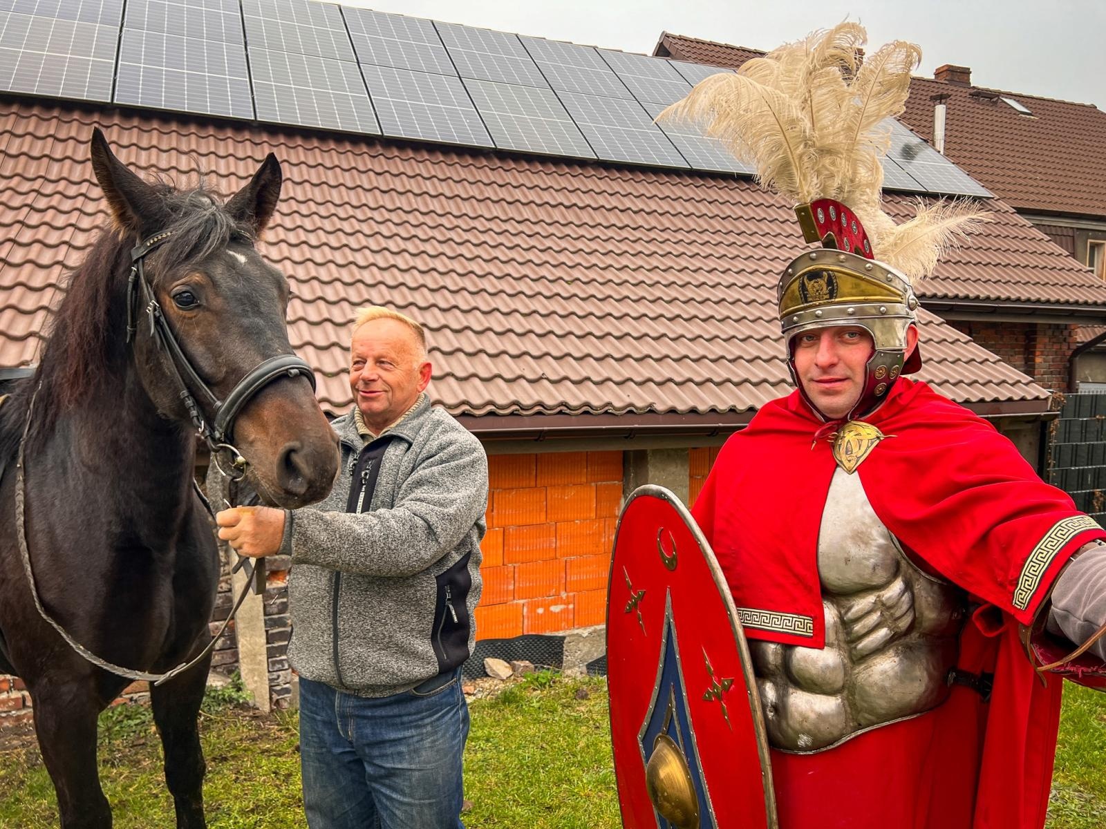 Zdjęcie w galerii na portalu naszraciborz.pl: Kiermasz w Brzeziu na 118-lecie kościoła – uroczystości z procesją, rogalami i świętym Marcinem na koniu wiadomości z regionu