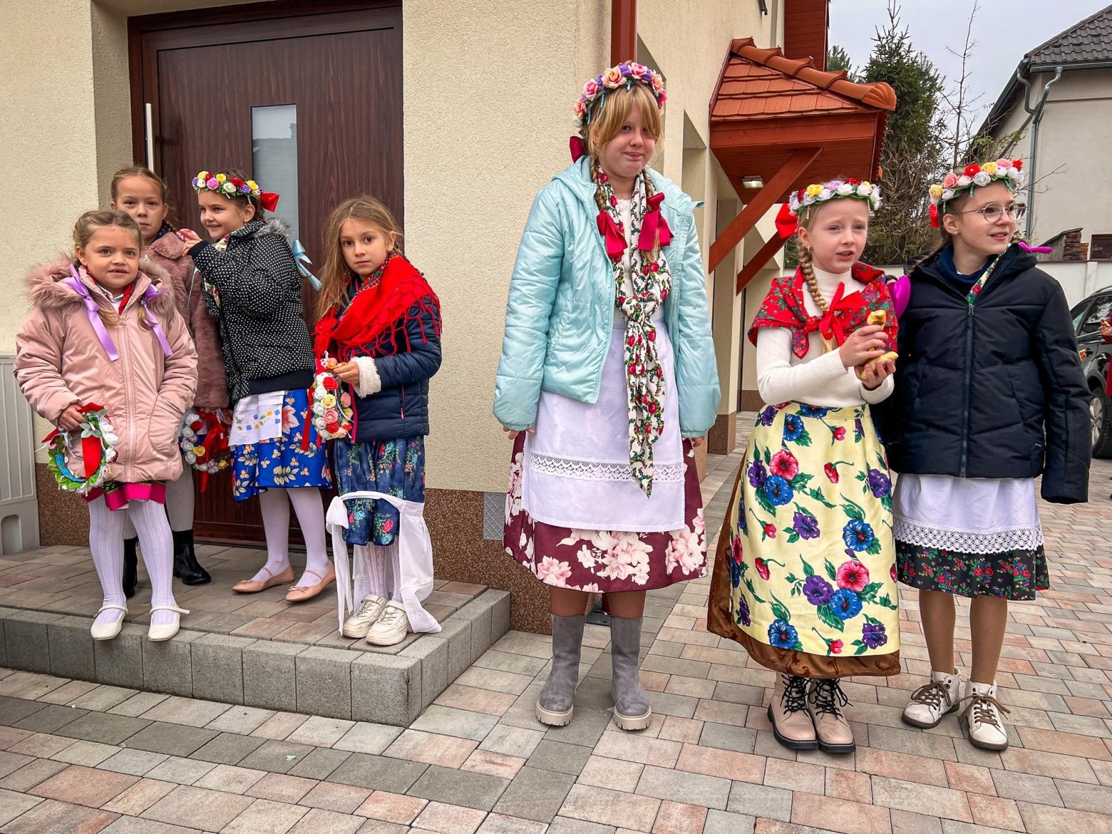 Zdjęcie w galerii na portalu naszraciborz.pl: Kiermasz w Brzeziu na 118-lecie kościoła – uroczystości z procesją, rogalami i świętym Marcinem na koniu wiadomości z regionu