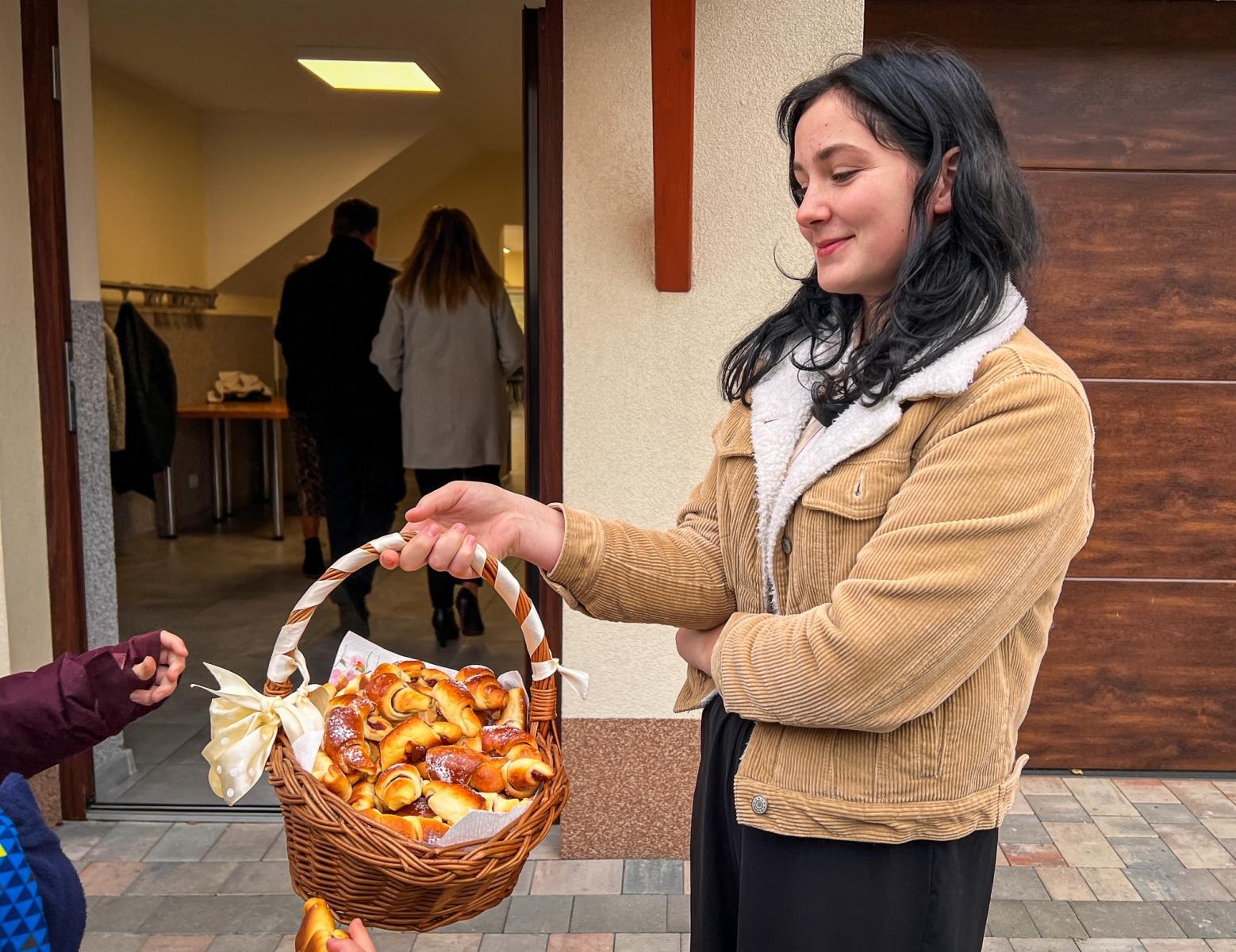 Zdjęcie w galerii na portalu naszraciborz.pl: Kiermasz w Brzeziu na 118-lecie kościoła – uroczystości z procesją, rogalami i świętym Marcinem na koniu wiadomości z regionu
