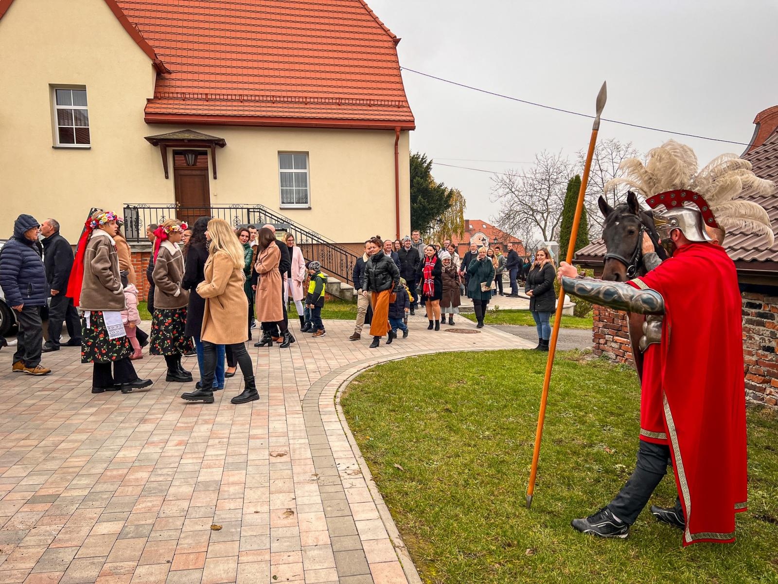 Zdjęcie w galerii na portalu naszraciborz.pl: Kiermasz w Brzeziu na 118-lecie kościoła – uroczystości z procesją, rogalami i świętym Marcinem na koniu wiadomości z regionu