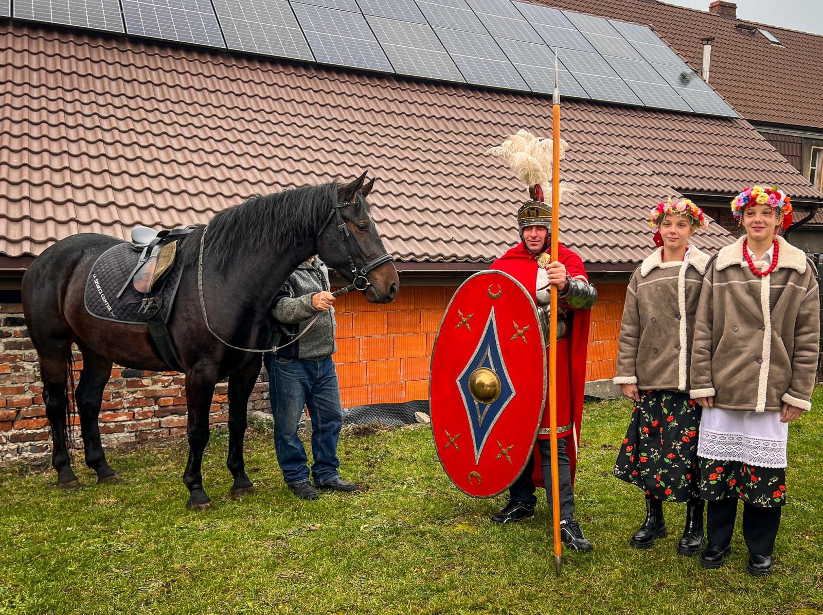 Zdjęcie w galerii na portalu naszraciborz.pl: Kiermasz w Brzeziu na 118-lecie kościoła – uroczystości z procesją, rogalami i świętym Marcinem na koniu wiadomości z regionu