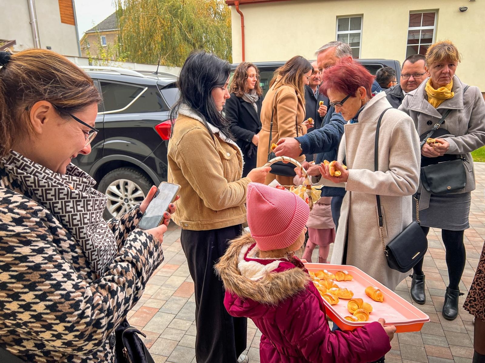 Zdjęcie w galerii na portalu naszraciborz.pl: Kiermasz w Brzeziu na 118-lecie kościoła – uroczystości z procesją, rogalami i świętym Marcinem na koniu wiadomości z regionu