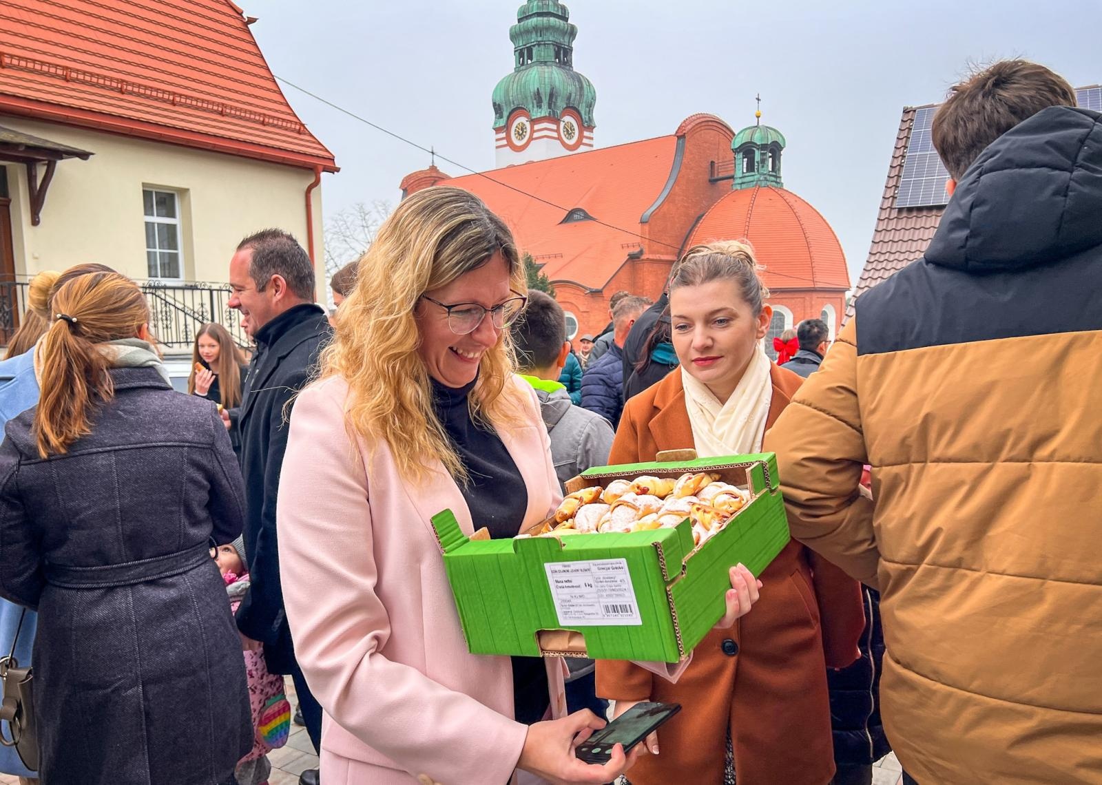 Zdjęcie w galerii na portalu naszraciborz.pl: Kiermasz w Brzeziu na 118-lecie kościoła – uroczystości z procesją, rogalami i świętym Marcinem na koniu wiadomości z regionu