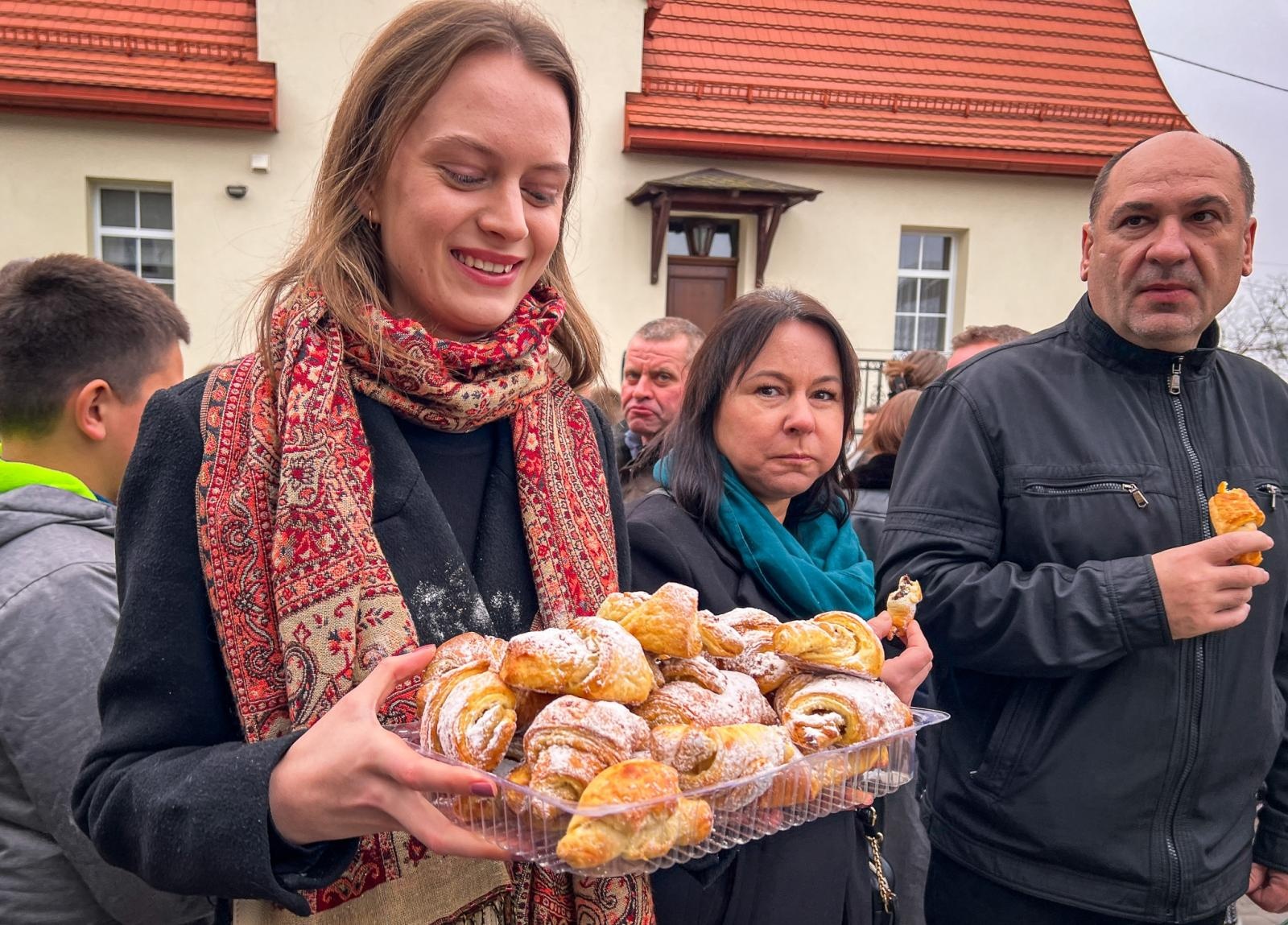 Zdjęcie w galerii na portalu naszraciborz.pl: Kiermasz w Brzeziu na 118-lecie kościoła – uroczystości z procesją, rogalami i świętym Marcinem na koniu wiadomości z regionu