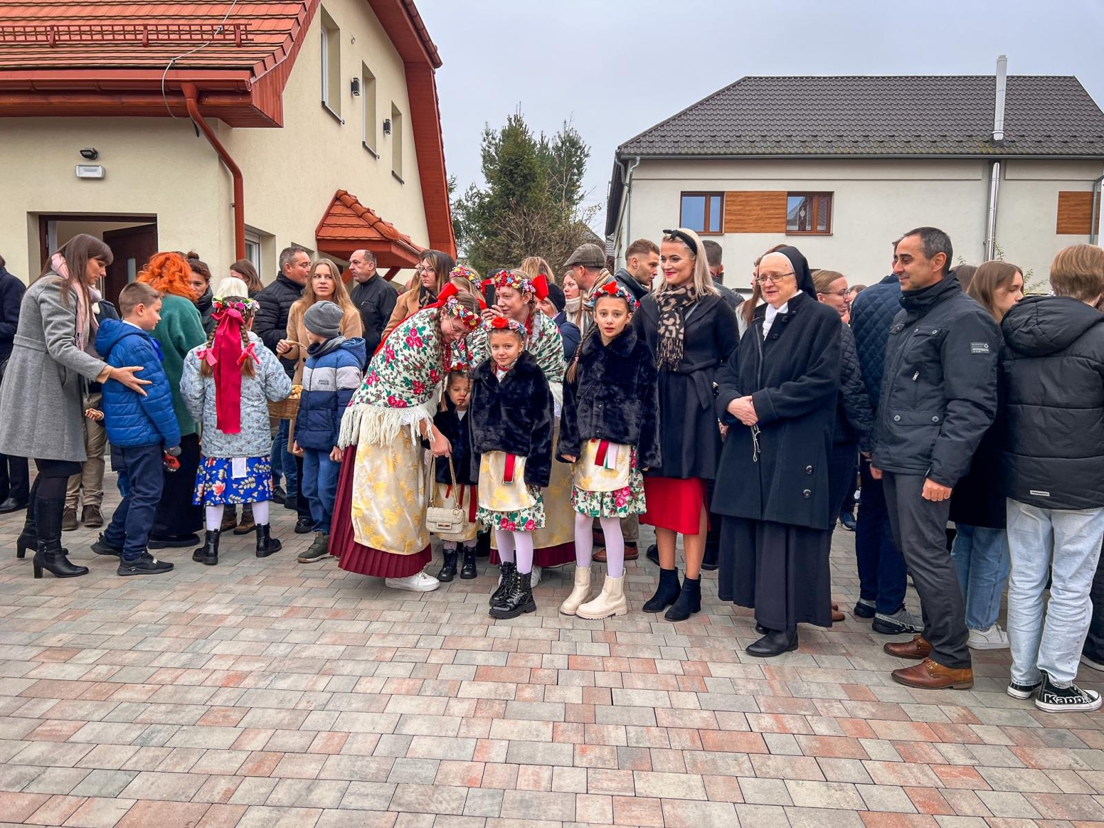 Zdjęcie w galerii na portalu naszraciborz.pl: Kiermasz w Brzeziu na 118-lecie kościoła – uroczystości z procesją, rogalami i świętym Marcinem na koniu wiadomości z regionu