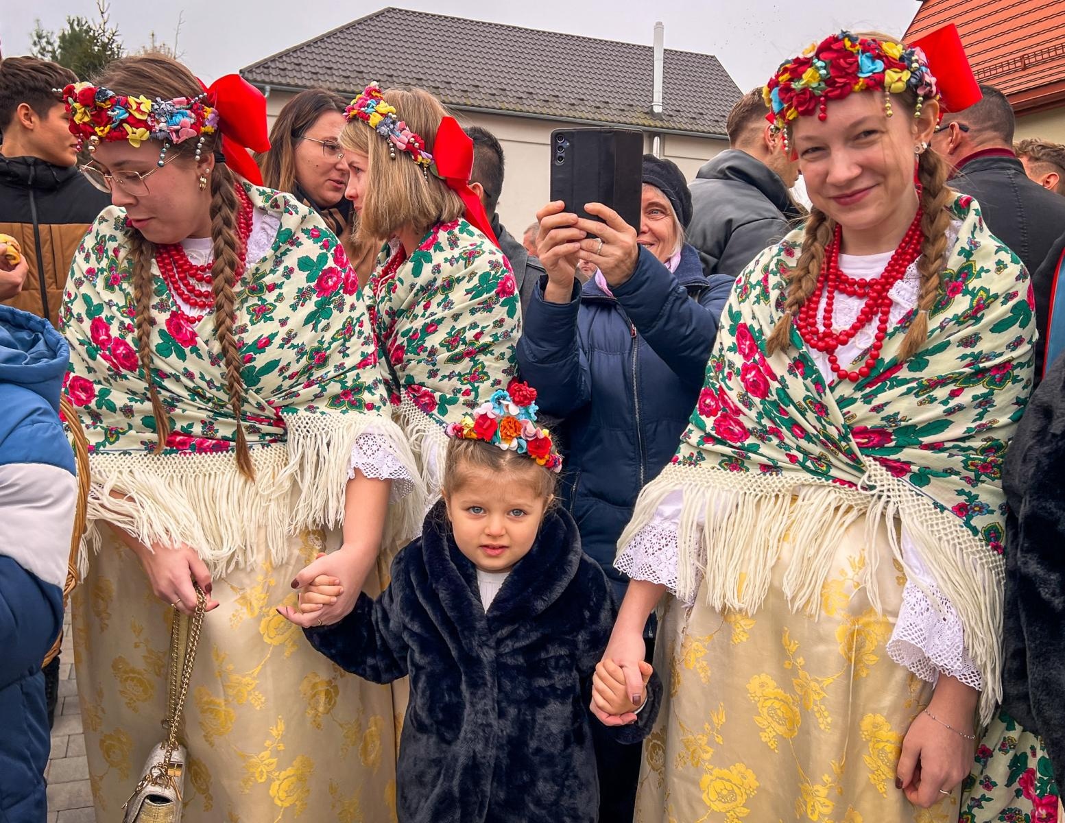 Zdjęcie w galerii na portalu naszraciborz.pl: Kiermasz w Brzeziu na 118-lecie kościoła – uroczystości z procesją, rogalami i świętym Marcinem na koniu wiadomości z regionu