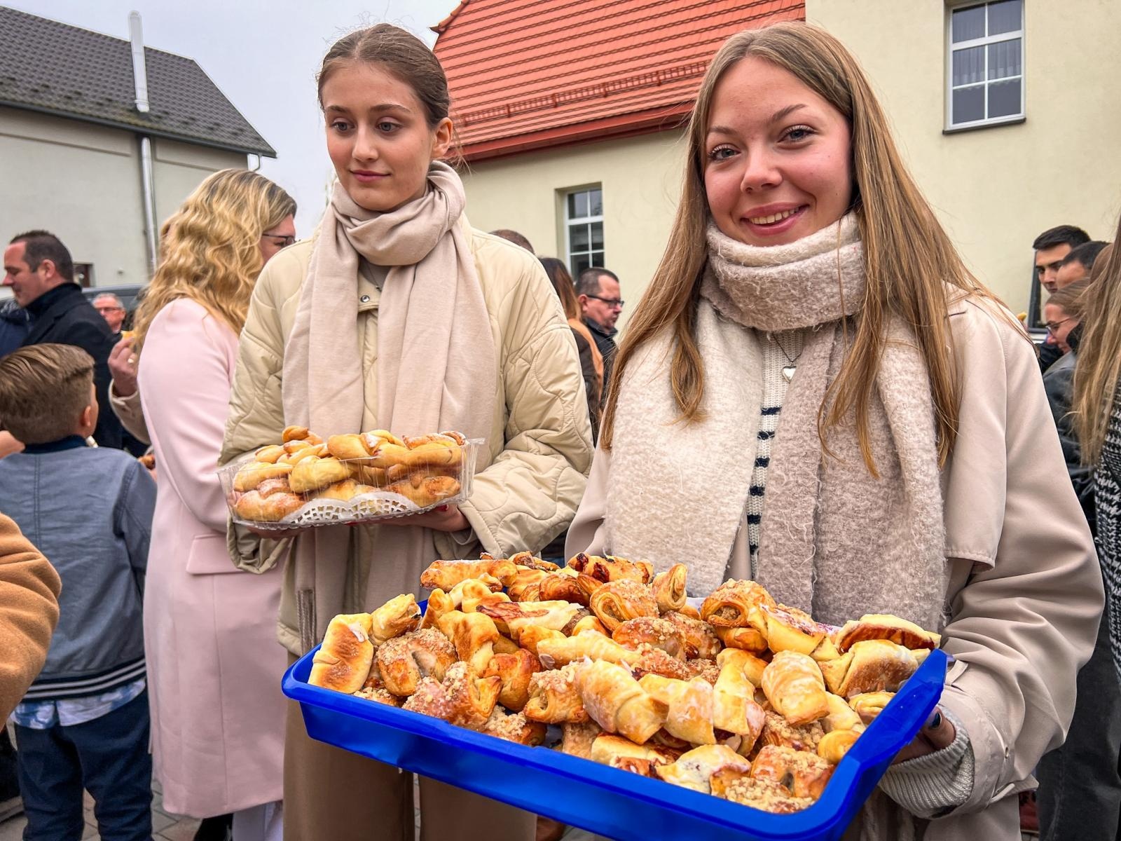 Zdjęcie w galerii na portalu naszraciborz.pl: Kiermasz w Brzeziu na 118-lecie kościoła – uroczystości z procesją, rogalami i świętym Marcinem na koniu wiadomości z regionu