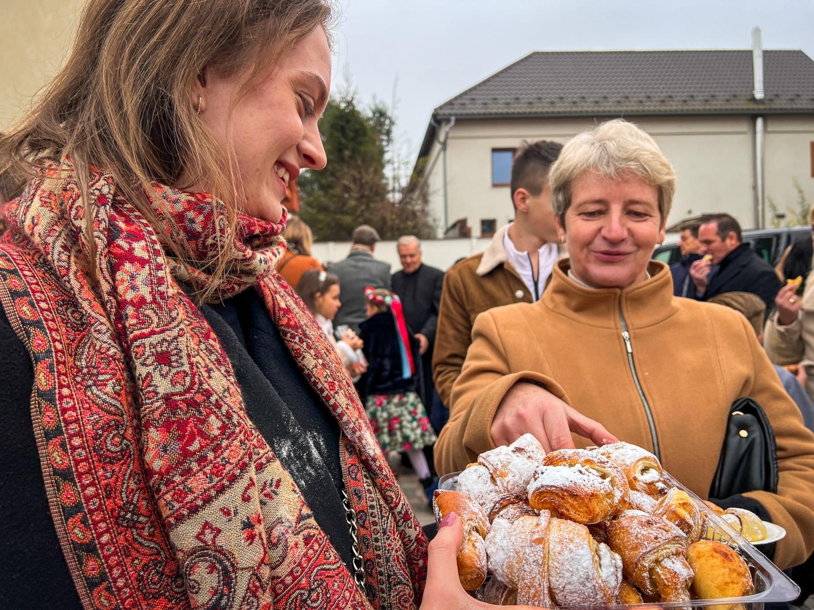 Zdjęcie w galerii na portalu naszraciborz.pl: Kiermasz w Brzeziu na 118-lecie kościoła – uroczystości z procesją, rogalami i świętym Marcinem na koniu wiadomości z regionu