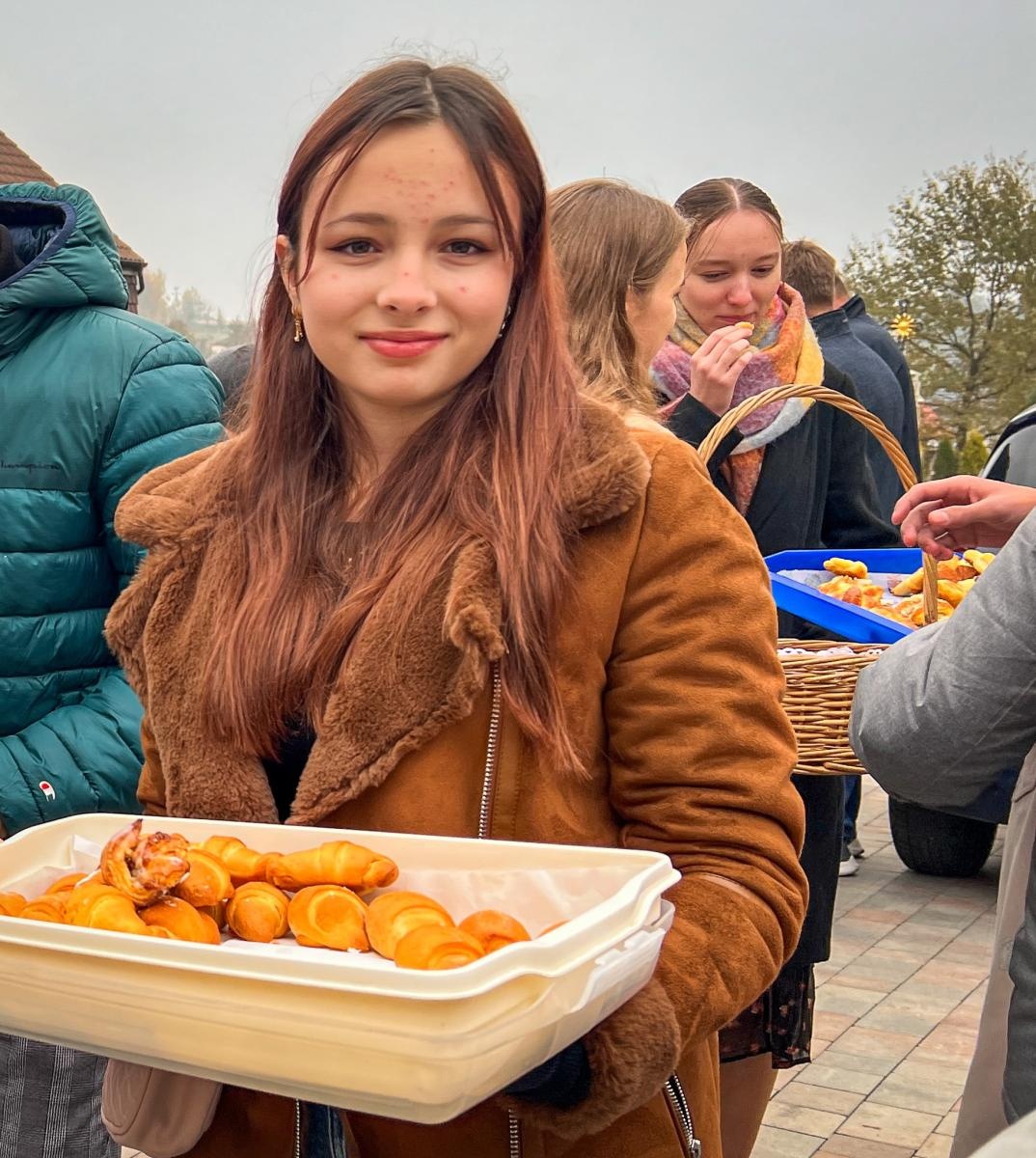 Zdjęcie w galerii na portalu naszraciborz.pl: Kiermasz w Brzeziu na 118-lecie kościoła – uroczystości z procesją, rogalami i świętym Marcinem na koniu wiadomości z regionu