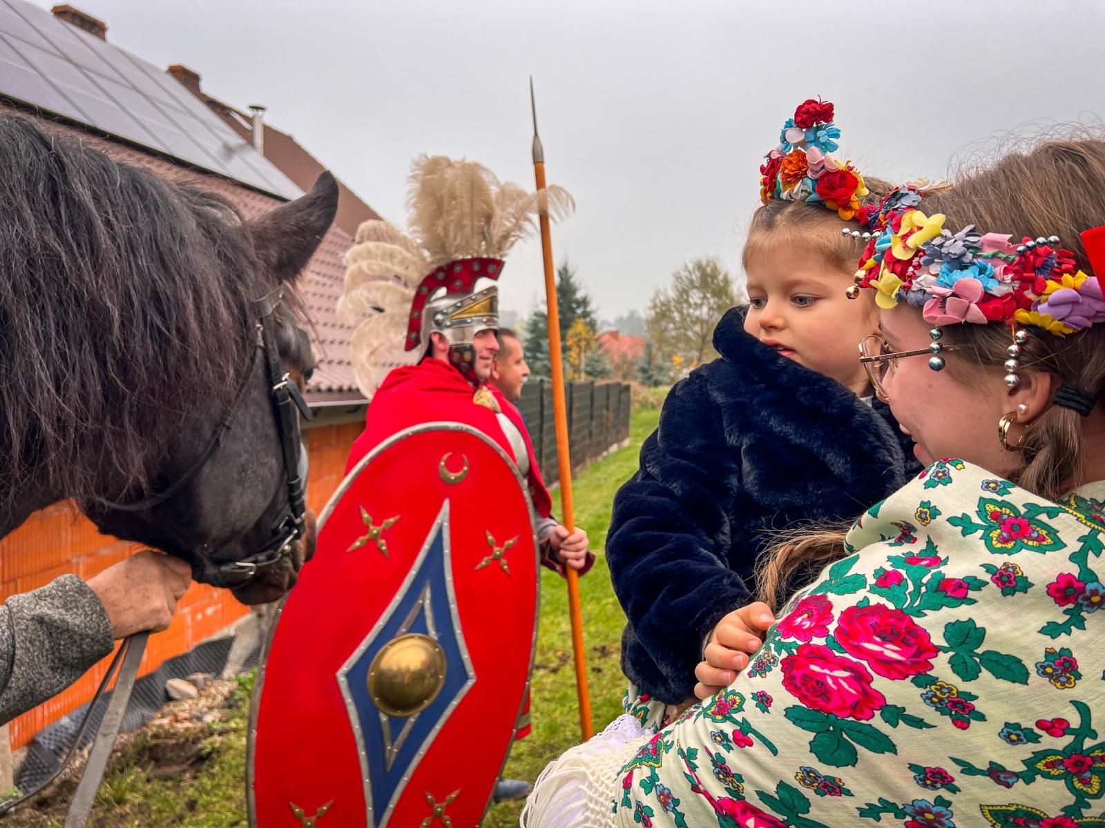 Zdjęcie w galerii na portalu naszraciborz.pl: Kiermasz w Brzeziu na 118-lecie kościoła – uroczystości z procesją, rogalami i świętym Marcinem na koniu wiadomości z regionu