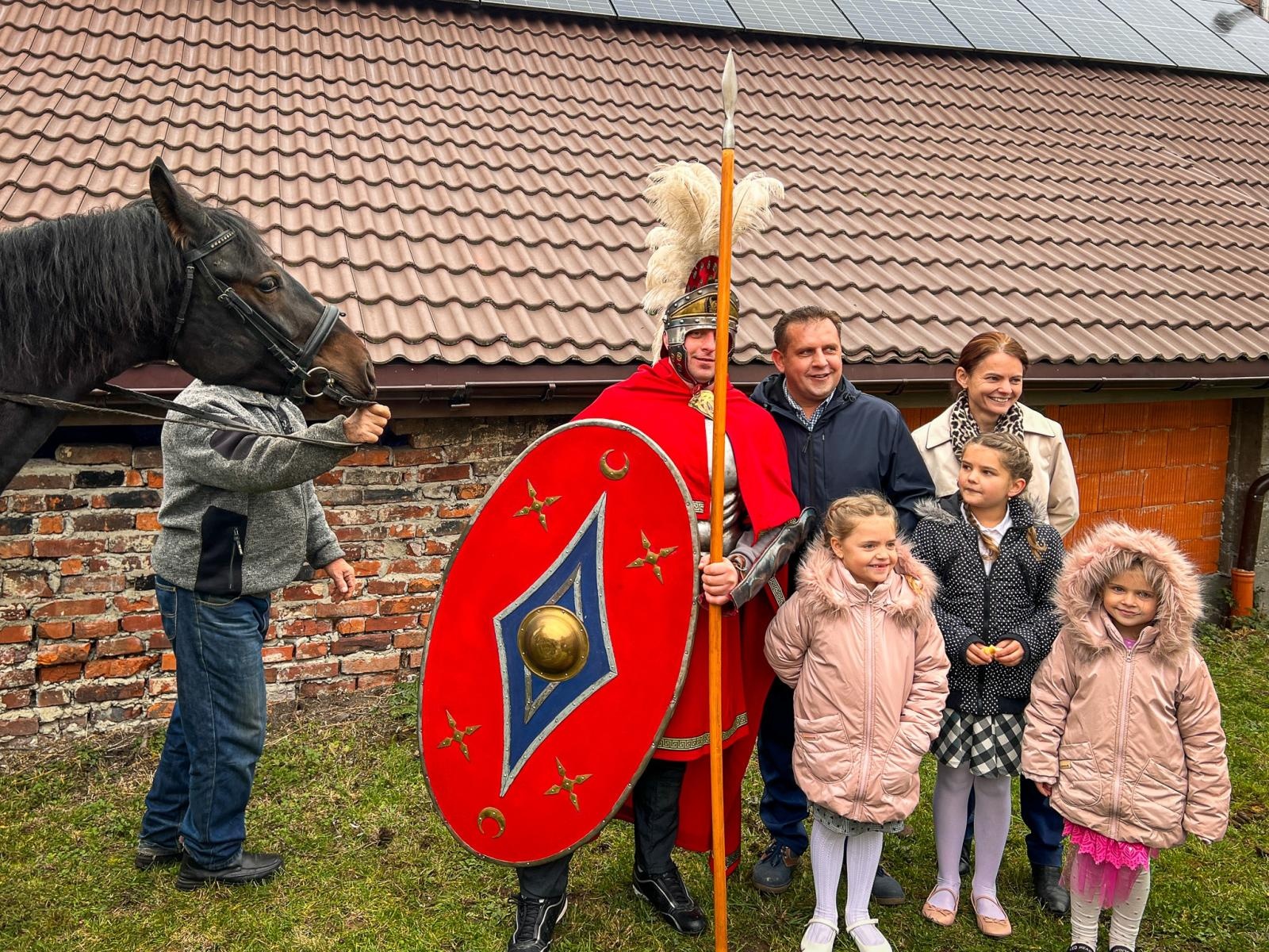 Zdjęcie w galerii na portalu naszraciborz.pl: Kiermasz w Brzeziu na 118-lecie kościoła – uroczystości z procesją, rogalami i świętym Marcinem na koniu wiadomości z regionu