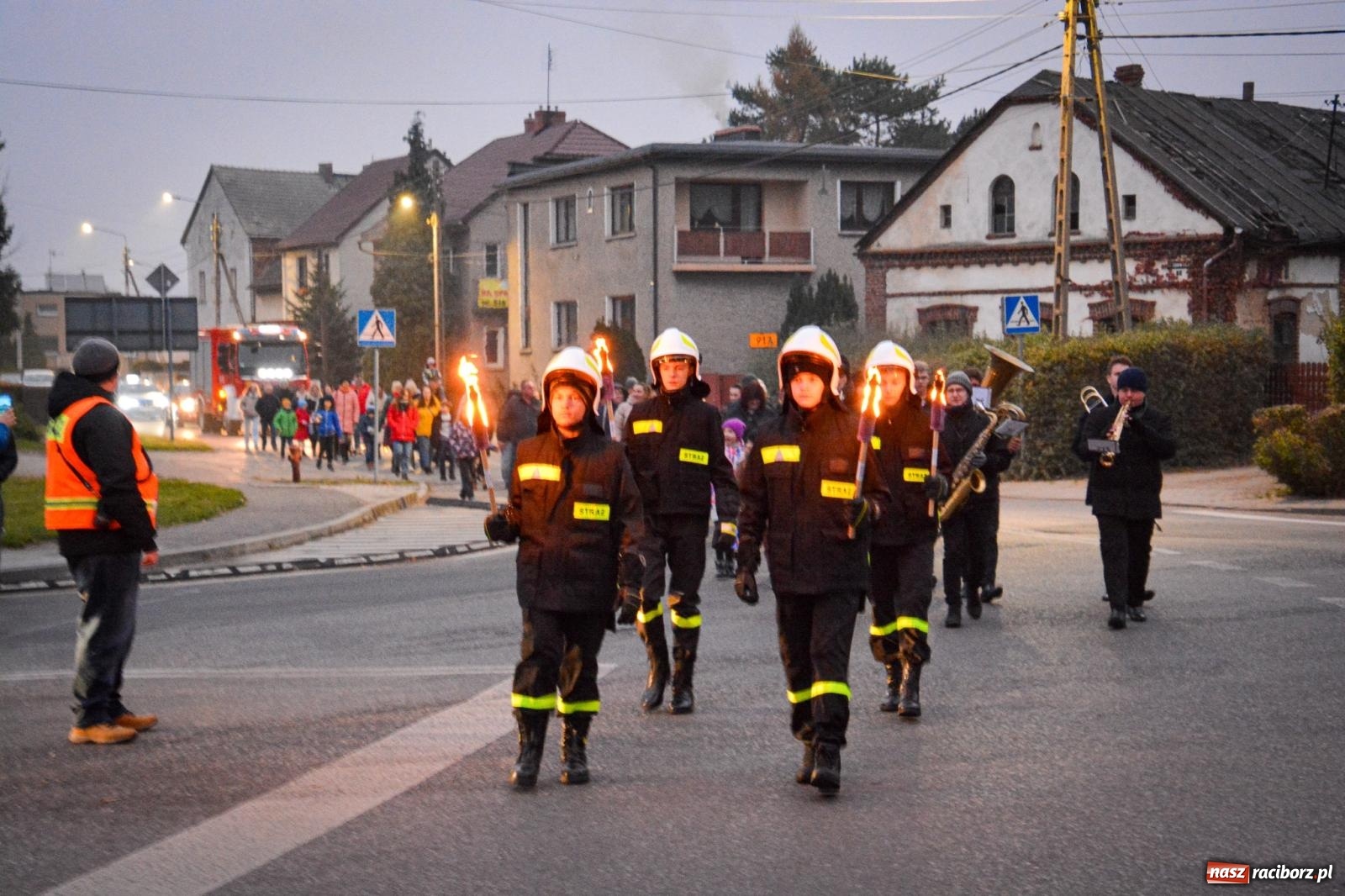 Zdjęcie w galerii na portalu naszraciborz.pl: Gęś i coca-cola. Święty Marcin przywitał mieszkańców Krzanowic w rytmie dixie wiadomości z regionu
