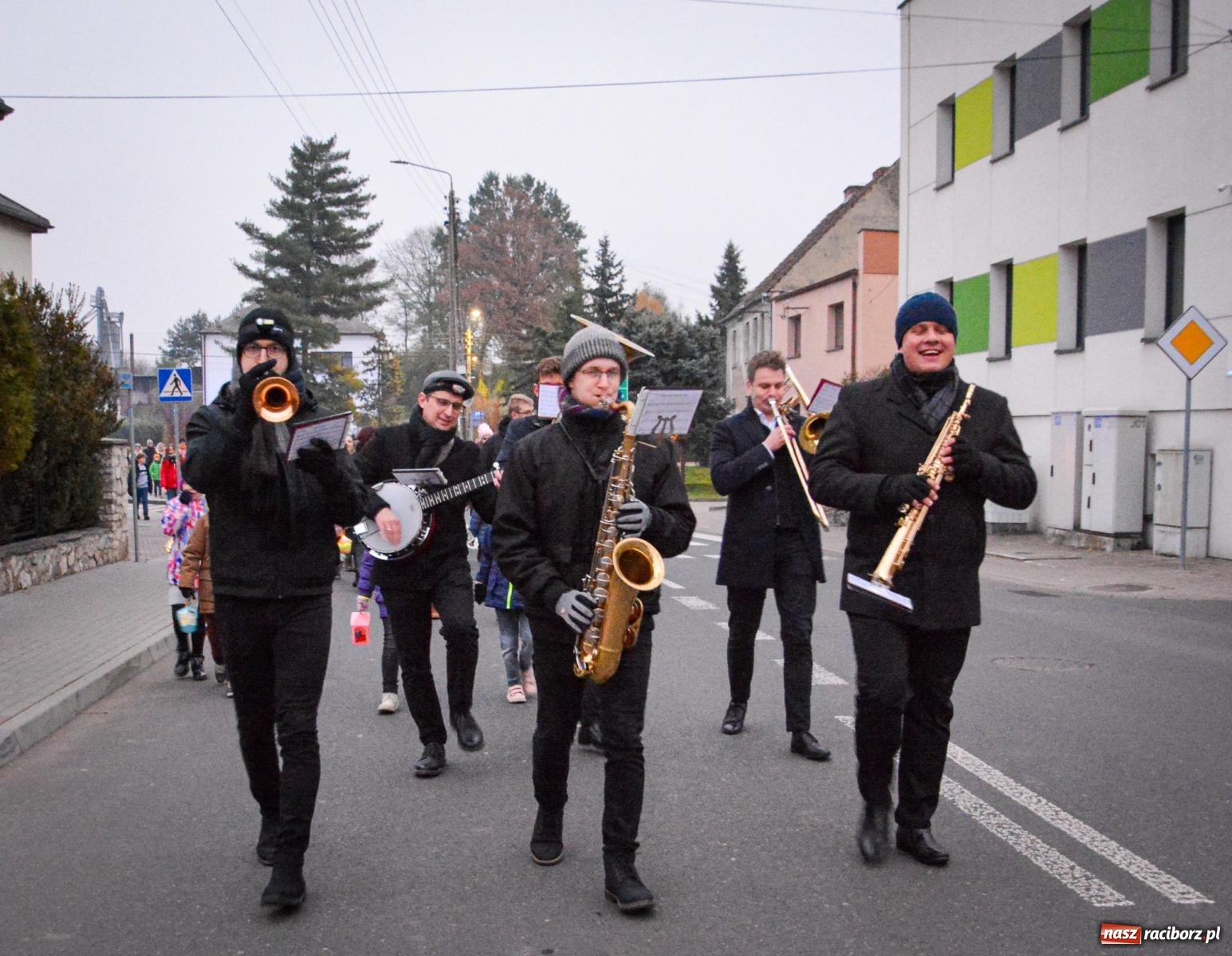 Zdjęcie w galerii na portalu naszraciborz.pl: Gęś i coca-cola. Święty Marcin przywitał mieszkańców Krzanowic w rytmie dixie wiadomości z regionu