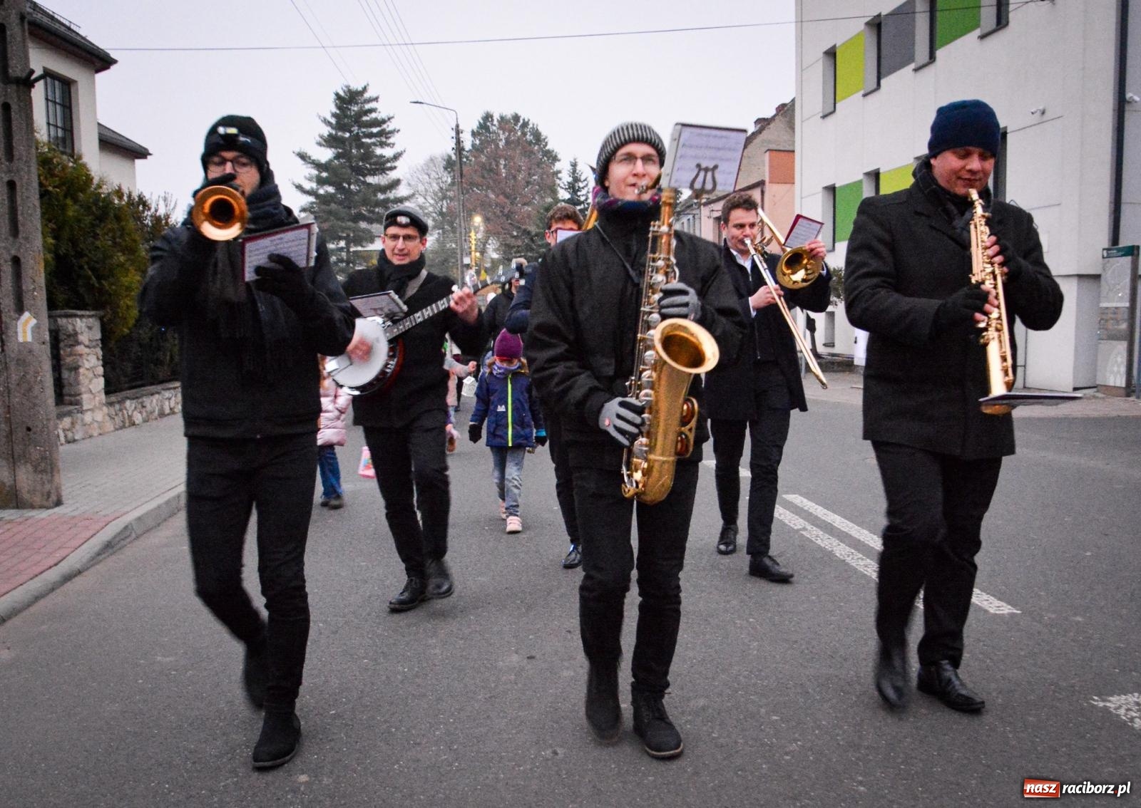 Zdjęcie w galerii na portalu naszraciborz.pl: Gęś i coca-cola. Święty Marcin przywitał mieszkańców Krzanowic w rytmie dixie wiadomości z regionu