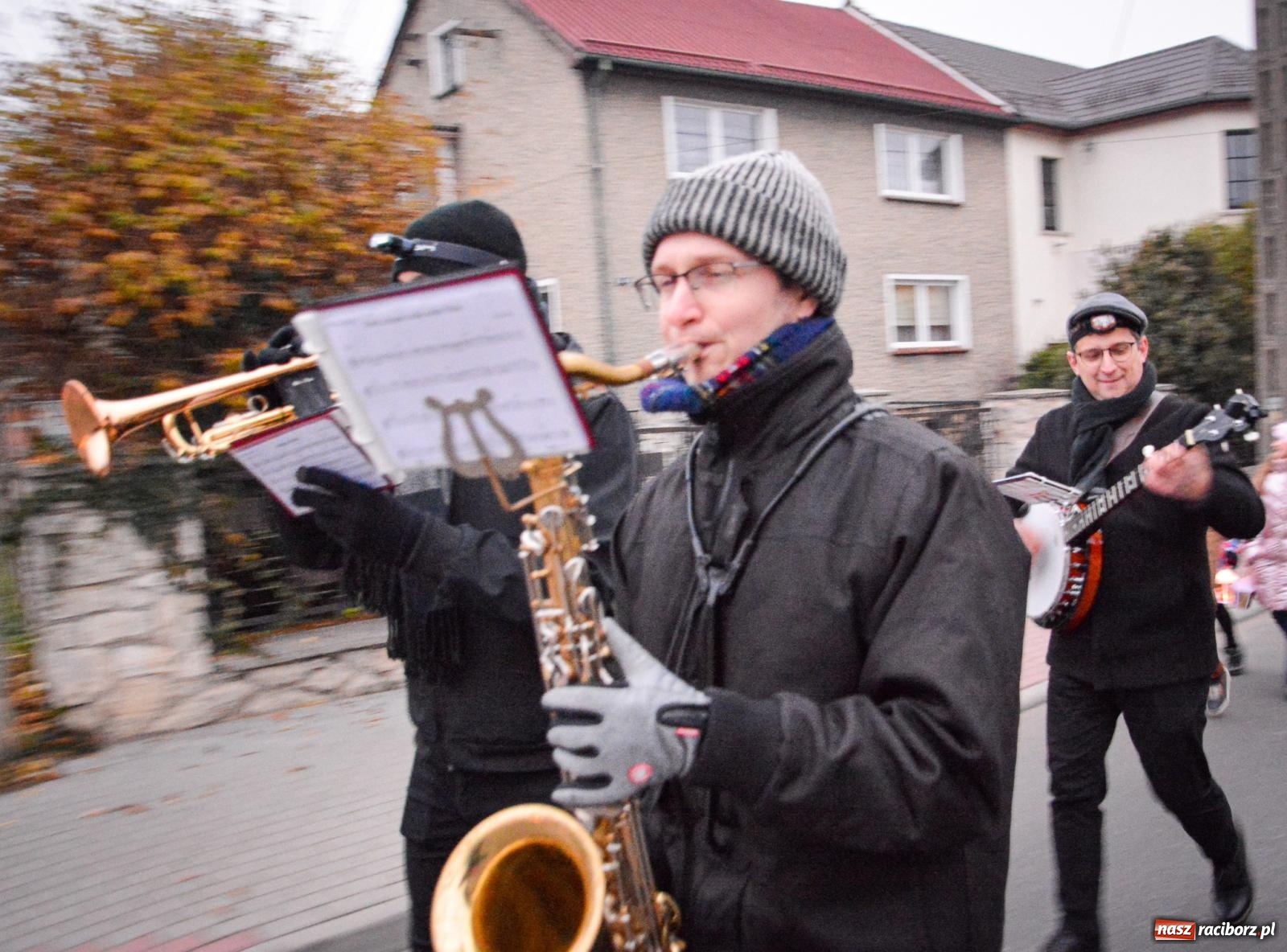 Zdjęcie w galerii na portalu naszraciborz.pl: Gęś i coca-cola. Święty Marcin przywitał mieszkańców Krzanowic w rytmie dixie wiadomości z regionu