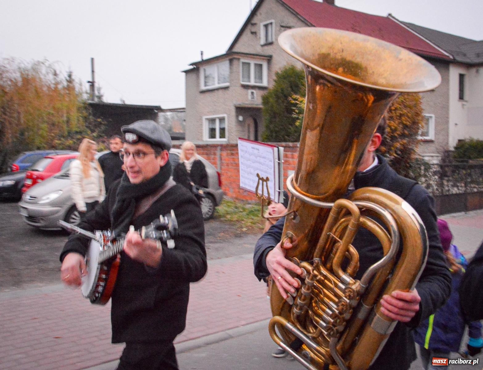 Zdjęcie w galerii na portalu naszraciborz.pl: Gęś i coca-cola. Święty Marcin przywitał mieszkańców Krzanowic w rytmie dixie wiadomości z regionu