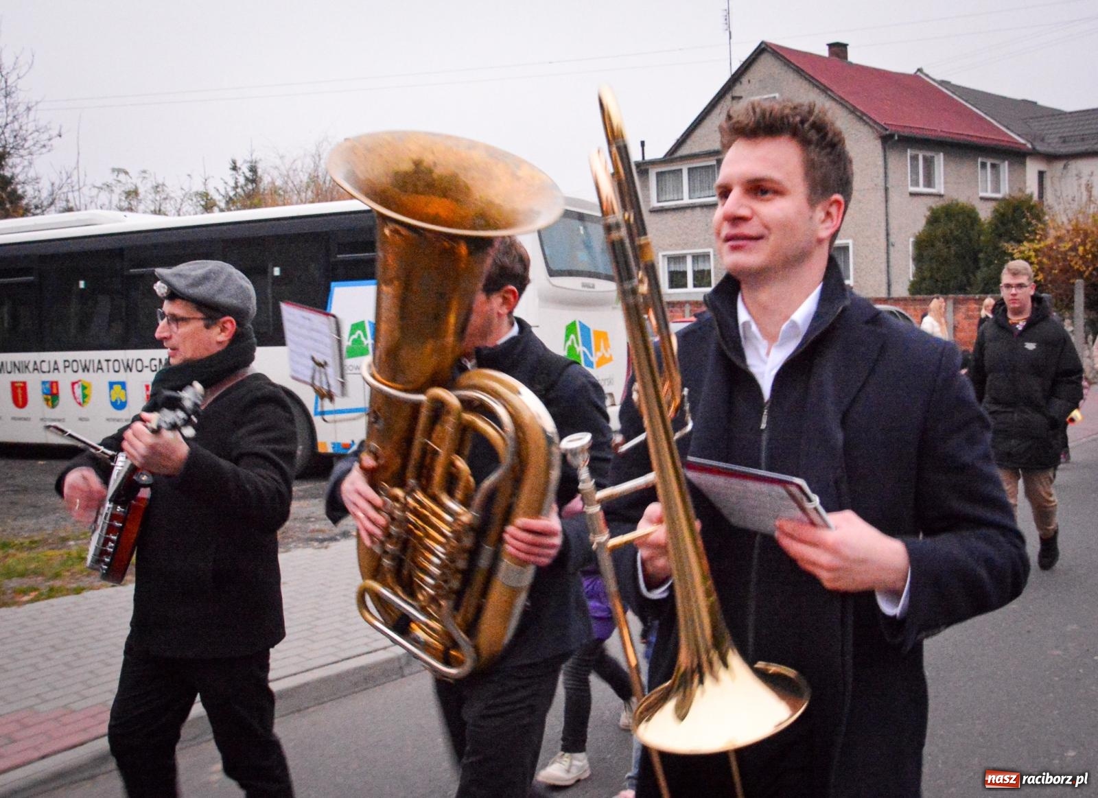 Zdjęcie w galerii na portalu naszraciborz.pl: Gęś i coca-cola. Święty Marcin przywitał mieszkańców Krzanowic w rytmie dixie wiadomości z regionu