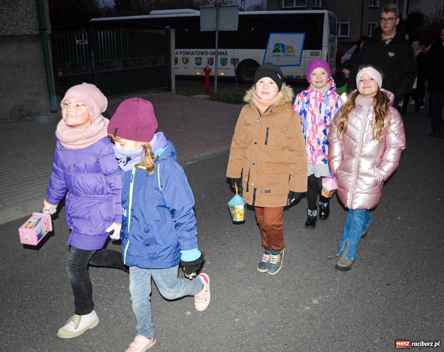 Zdjęcie w galerii na portalu naszraciborz.pl: Gęś i coca-cola. Święty Marcin przywitał mieszkańców Krzanowic w rytmie dixie wiadomości z regionu