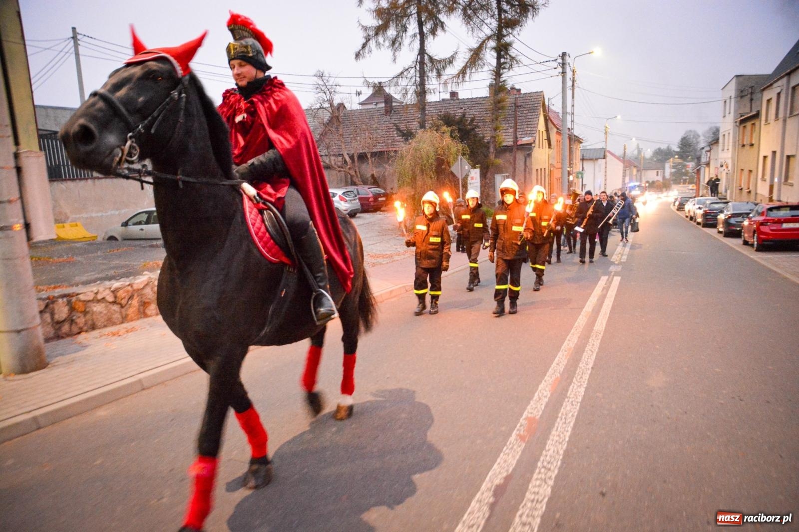 Zdjęcie w galerii na portalu naszraciborz.pl: Gęś i coca-cola. Święty Marcin przywitał mieszkańców Krzanowic w rytmie dixie wiadomości z regionu