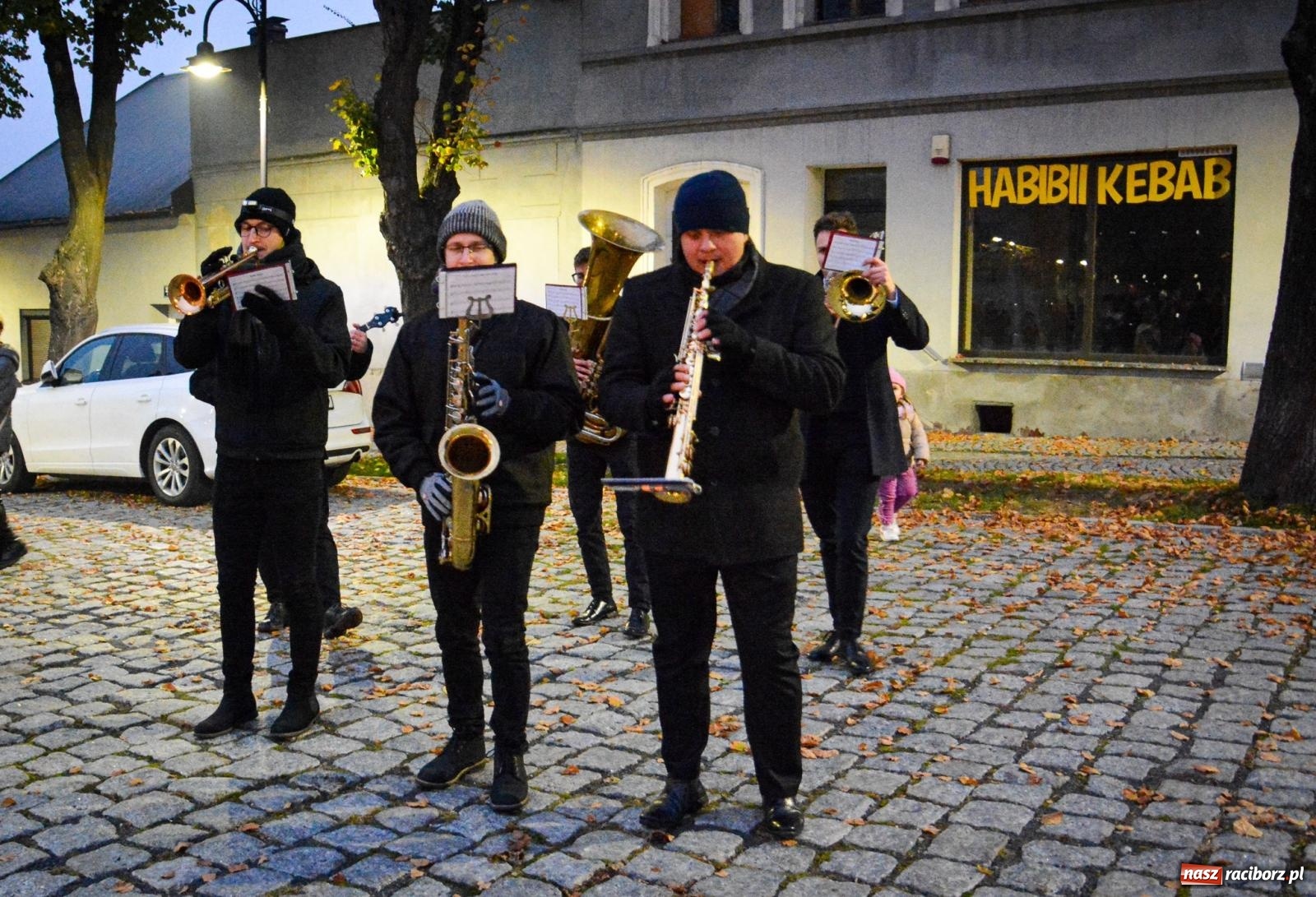 Zdjęcie w galerii na portalu naszraciborz.pl: Gęś i coca-cola. Święty Marcin przywitał mieszkańców Krzanowic w rytmie dixie wiadomości z regionu