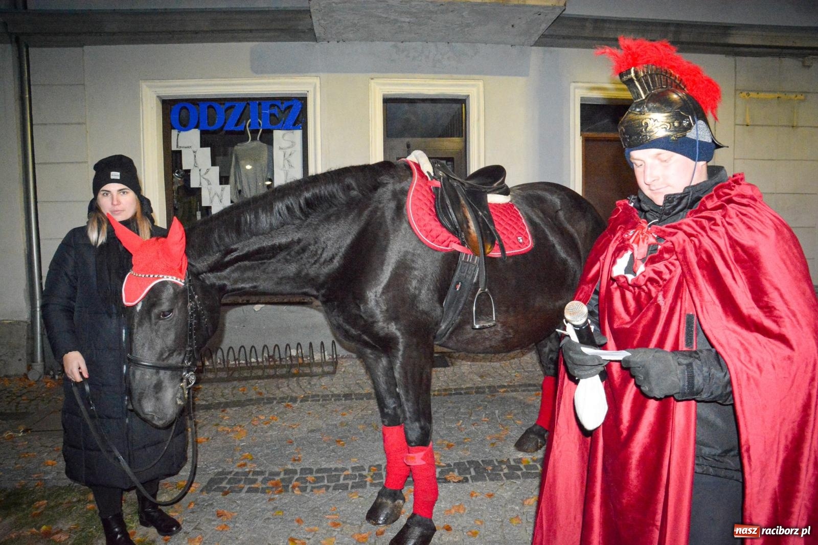 Zdjęcie w galerii na portalu naszraciborz.pl: Gęś i coca-cola. Święty Marcin przywitał mieszkańców Krzanowic w rytmie dixie wiadomości z regionu