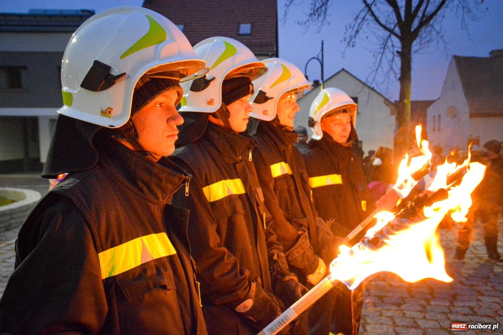 Zdjęcie w galerii na portalu naszraciborz.pl: Gęś i coca-cola. Święty Marcin przywitał mieszkańców Krzanowic w rytmie dixie wiadomości z regionu