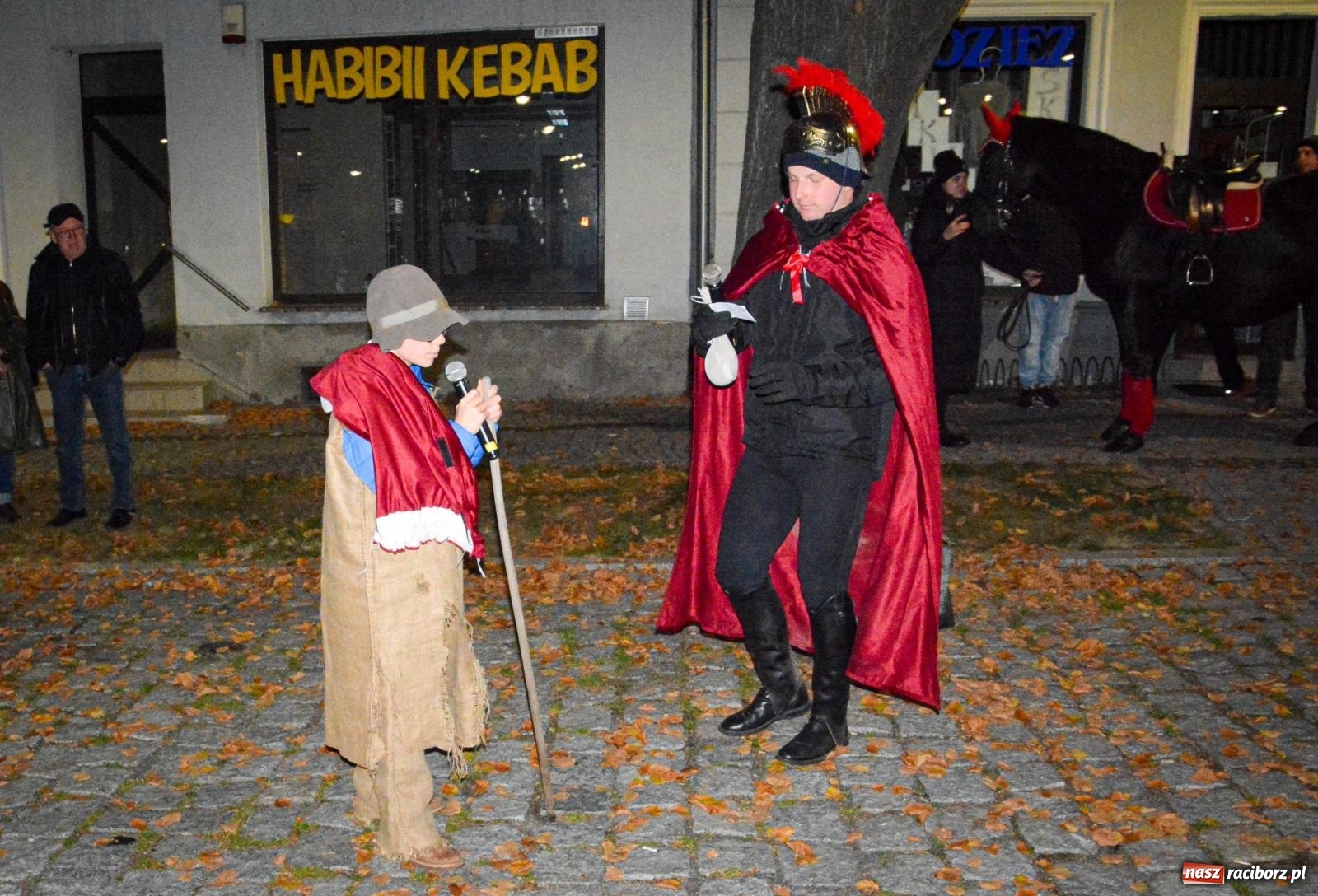 Zdjęcie w galerii na portalu naszraciborz.pl: Gęś i coca-cola. Święty Marcin przywitał mieszkańców Krzanowic w rytmie dixie wiadomości z regionu