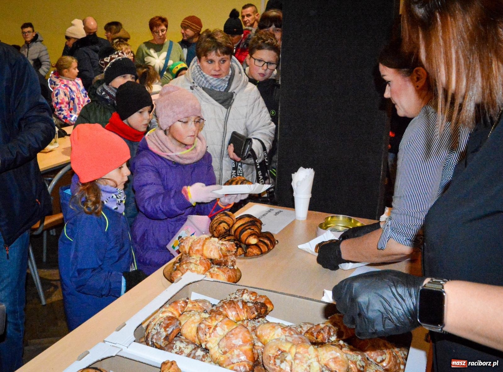 Zdjęcie w galerii na portalu naszraciborz.pl: Gęś i coca-cola. Święty Marcin przywitał mieszkańców Krzanowic w rytmie dixie wiadomości z regionu