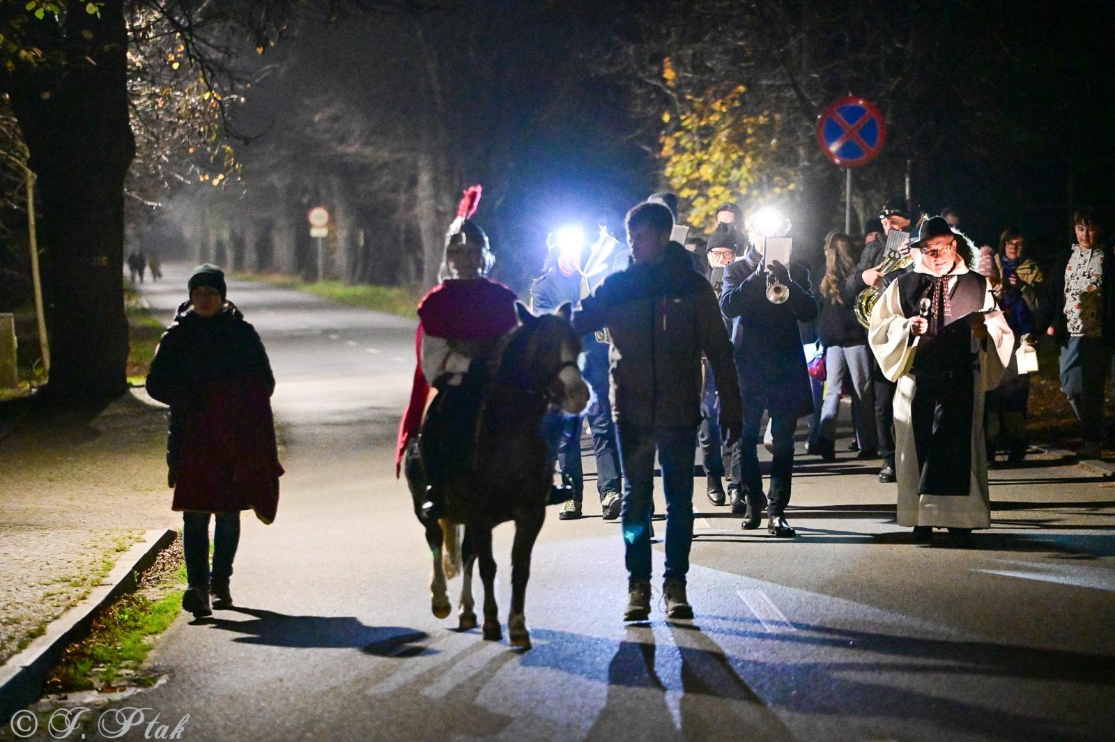 Zdjęcie w galerii na portalu naszraciborz.pl: VIII Orszak św. Marcina przeszedł przez Rudy wiadomości z regionu