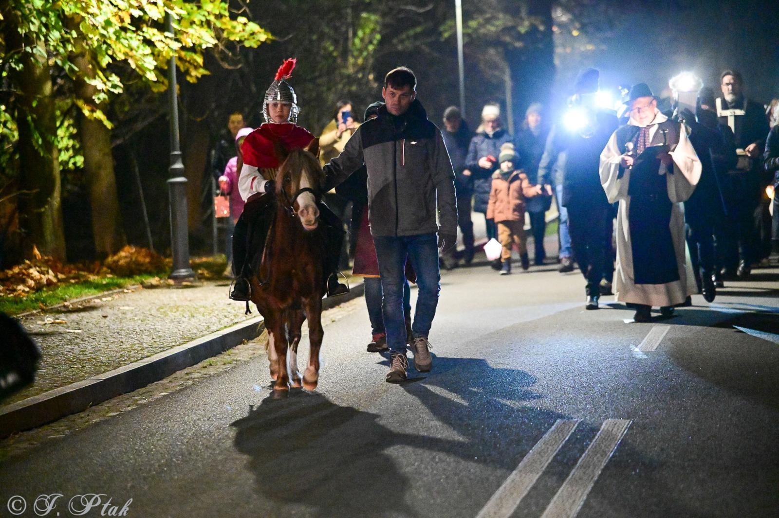 Zdjęcie w galerii na portalu naszraciborz.pl: VIII Orszak św. Marcina przeszedł przez Rudy wiadomości z regionu