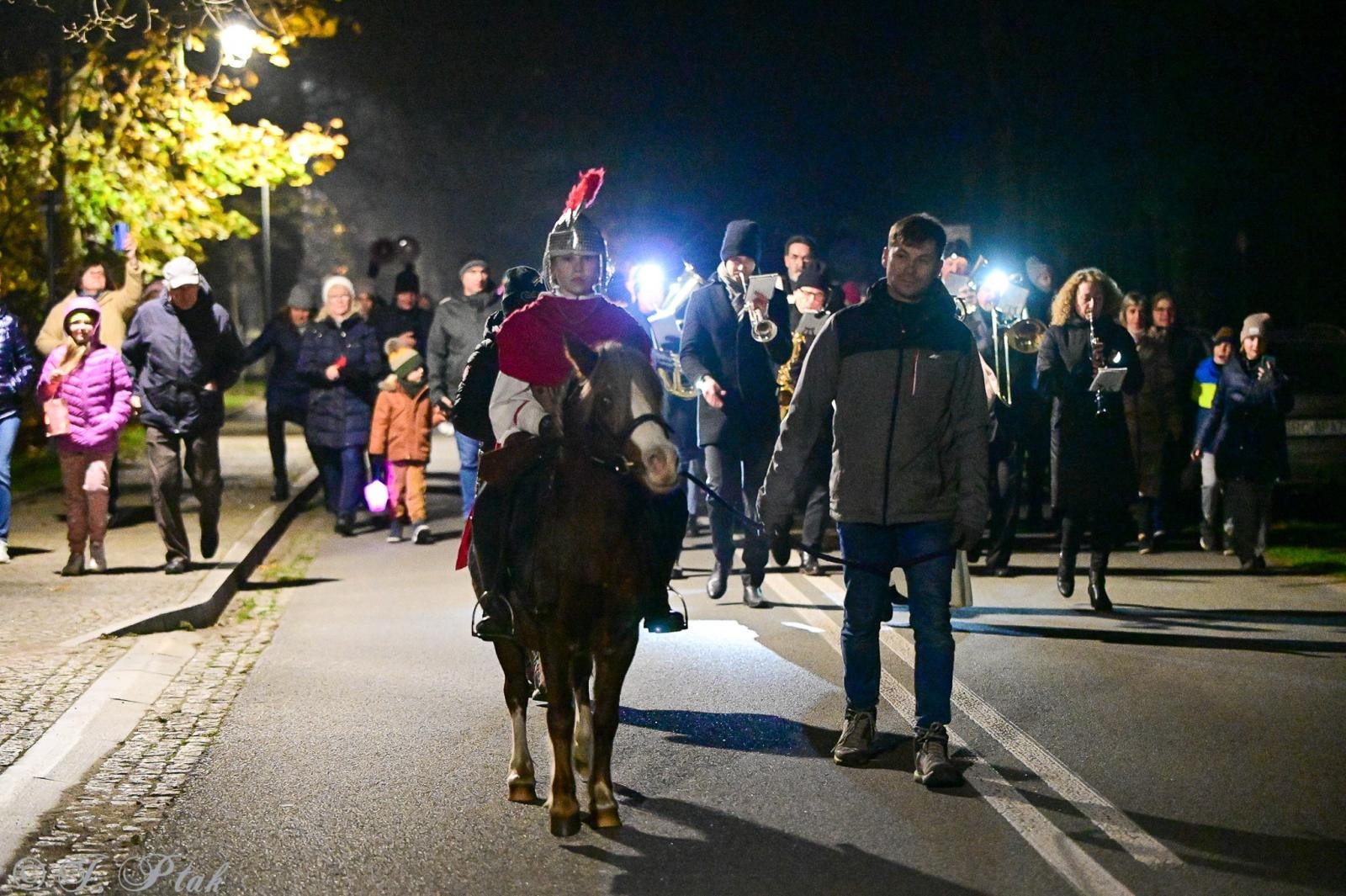 Zdjęcie w galerii na portalu naszraciborz.pl: VIII Orszak św. Marcina przeszedł przez Rudy wiadomości z regionu