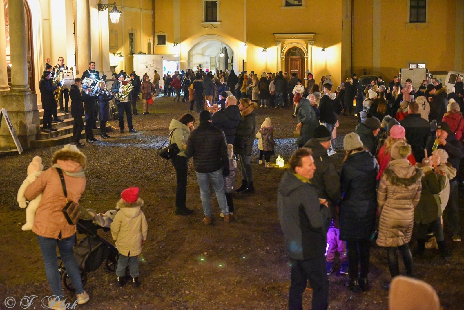 Zdjęcie w galerii na portalu naszraciborz.pl: VIII Orszak św. Marcina przeszedł przez Rudy wiadomości z regionu