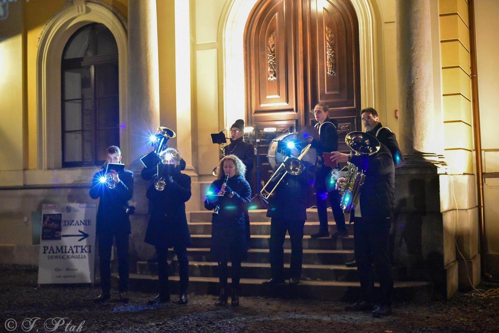 Zdjęcie w galerii na portalu naszraciborz.pl: VIII Orszak św. Marcina przeszedł przez Rudy wiadomości z regionu