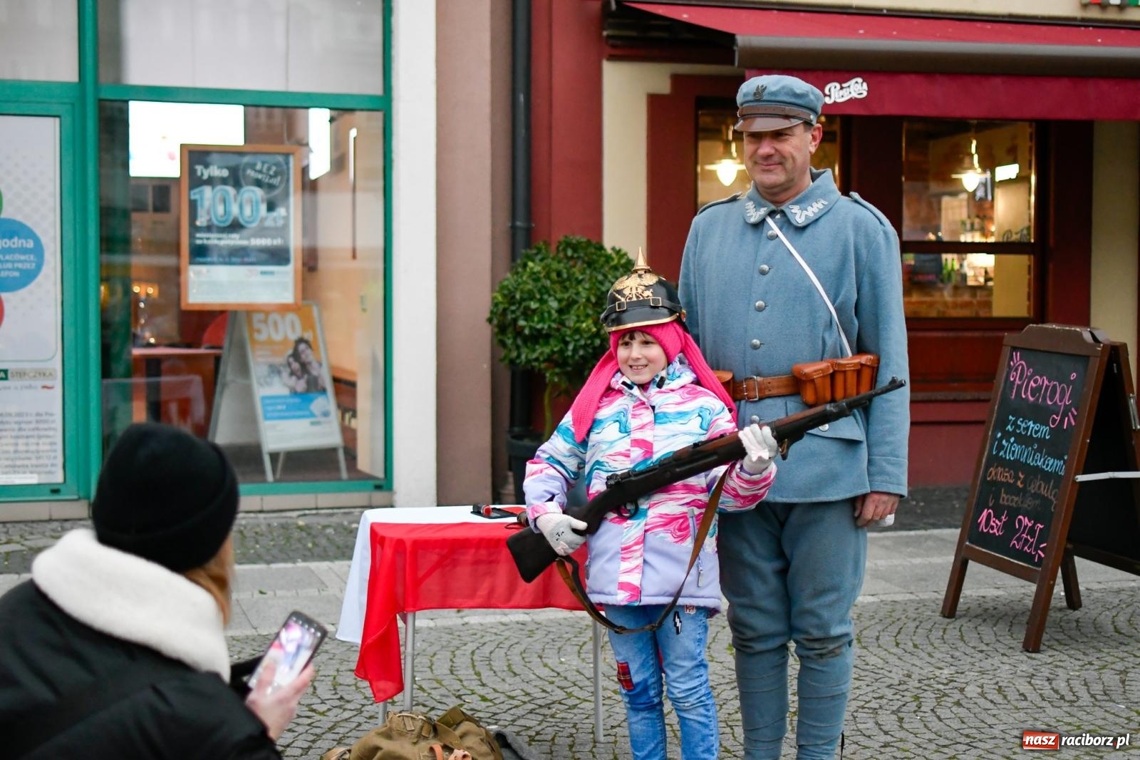 Zdjęcie w galerii na portalu naszraciborz.pl: Piknik Niepodległa na raciborskim rynku zgromadził tłumy mieszkańców wiadomości z regionu