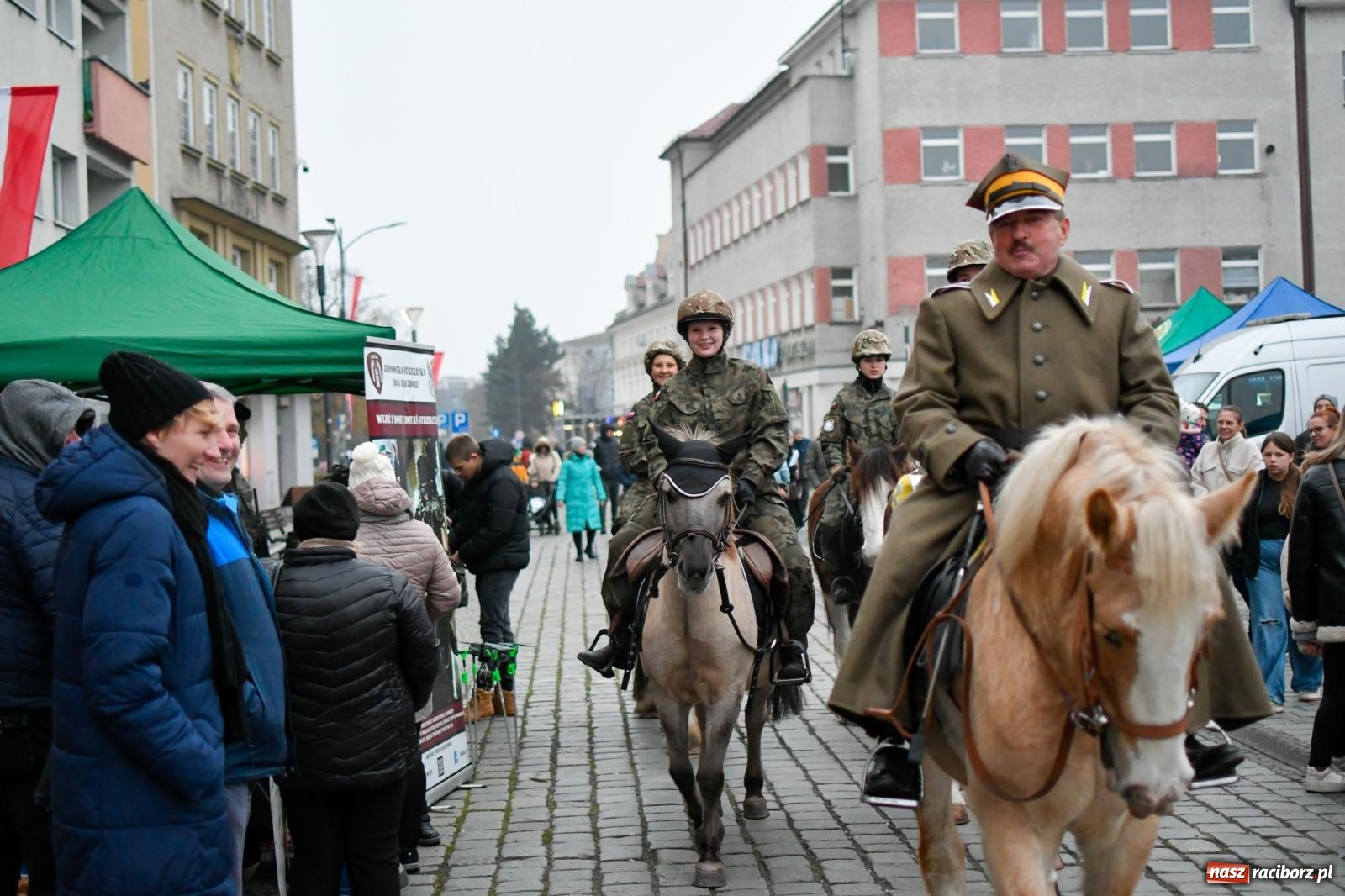 Zdjęcie w galerii na portalu naszraciborz.pl: Piknik Niepodległa na raciborskim rynku zgromadził tłumy mieszkańców wiadomości z regionu