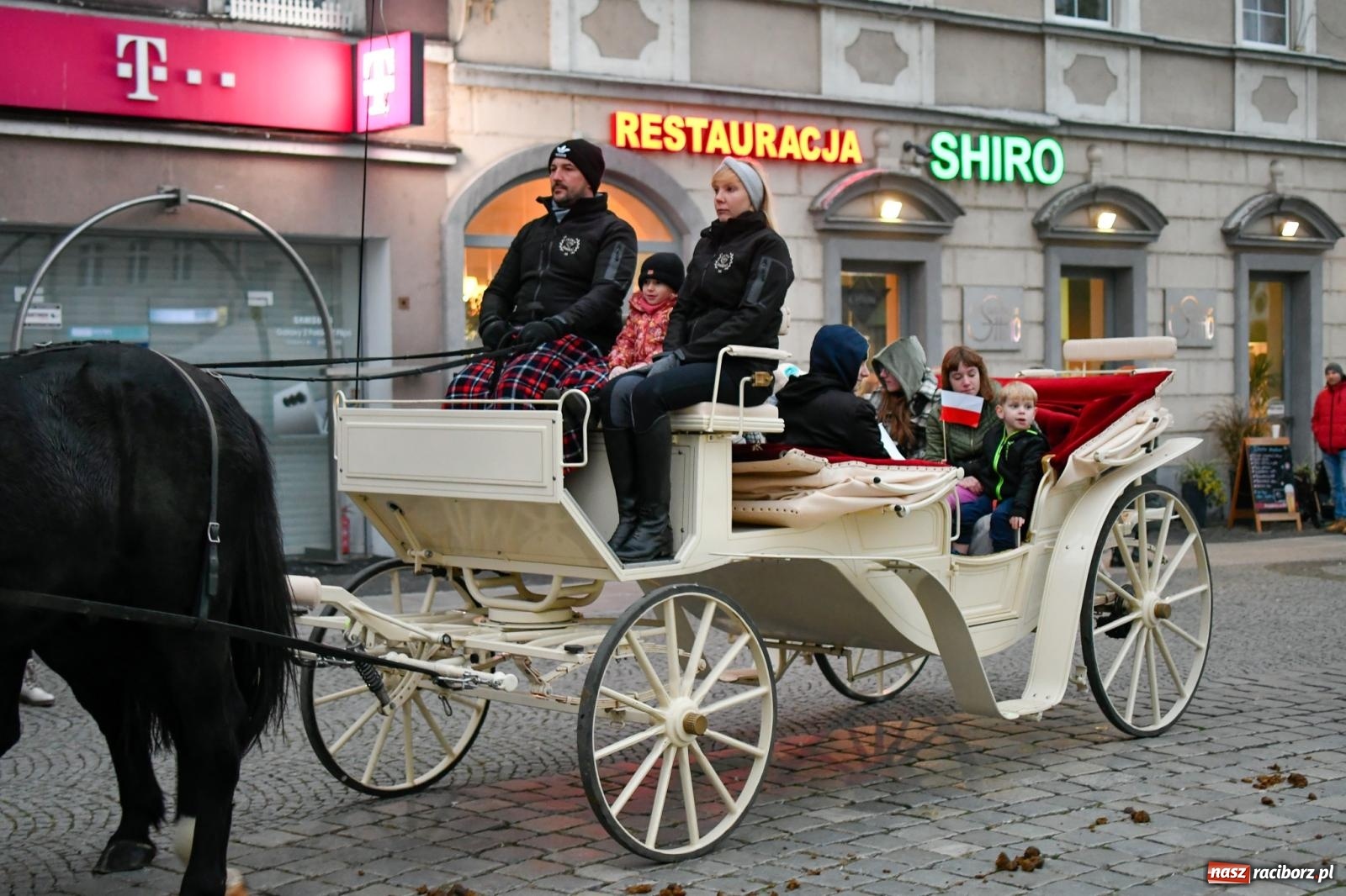 Zdjęcie w galerii na portalu naszraciborz.pl: Piknik Niepodległa na raciborskim rynku zgromadził tłumy mieszkańców wiadomości z regionu