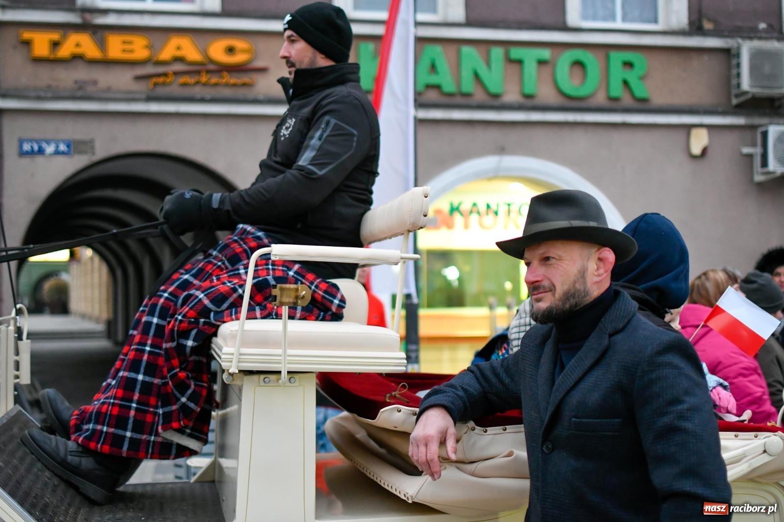 Zdjęcie w galerii na portalu naszraciborz.pl: Piknik Niepodległa na raciborskim rynku zgromadził tłumy mieszkańców wiadomości z regionu