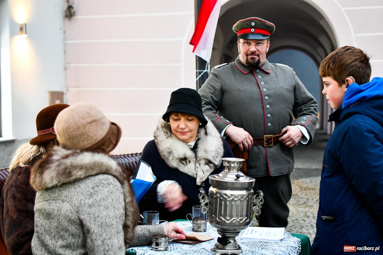 Zdjęcie w galerii na portalu naszraciborz.pl: Piknik Niepodległa na raciborskim rynku zgromadził tłumy mieszkańców wiadomości z regionu